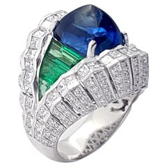Ring aus 18 Karat Weißgold mit blauem Ceylon-Saphir, Smaragd und Diamant im Zuckerhut-Schliff