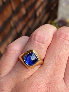 Ceylon Unheated Sugarloaf Sapphire Cabochon Ring in 18 Karat Gold