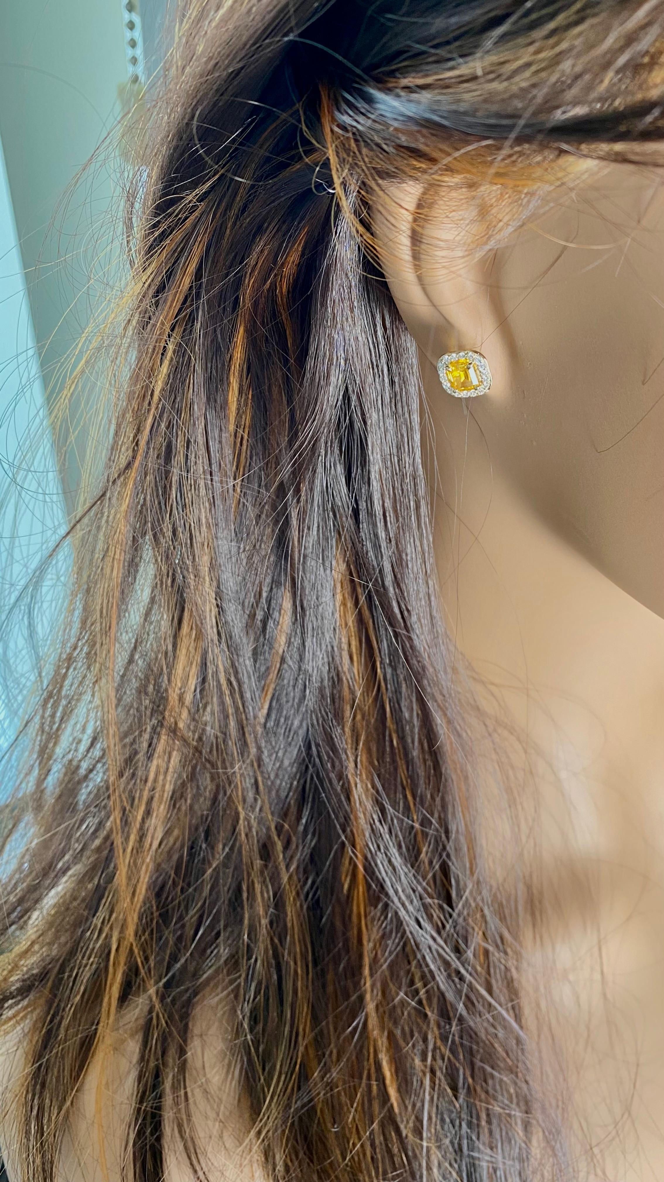 Taglio Asscher Orecchini con zaffiro giallo di Ceylon e diamanti da 2.10 carati, stile Halo in oro Asscher in vendita