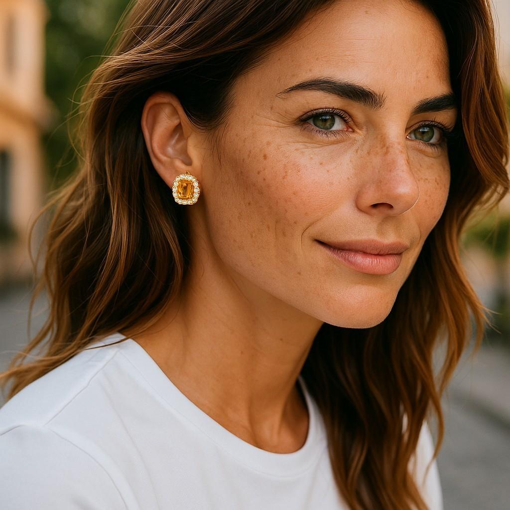 Ti presentiamo i nostri squisiti orecchini Ceylon Square Yellow Sapphire Asscher, un'aggiunta abbagliante alla tua collezione. Questi splendidi orecchini presentano una coppia di zaffiri gialli quadrati di Ceylon del peso di 1.70 carati, che