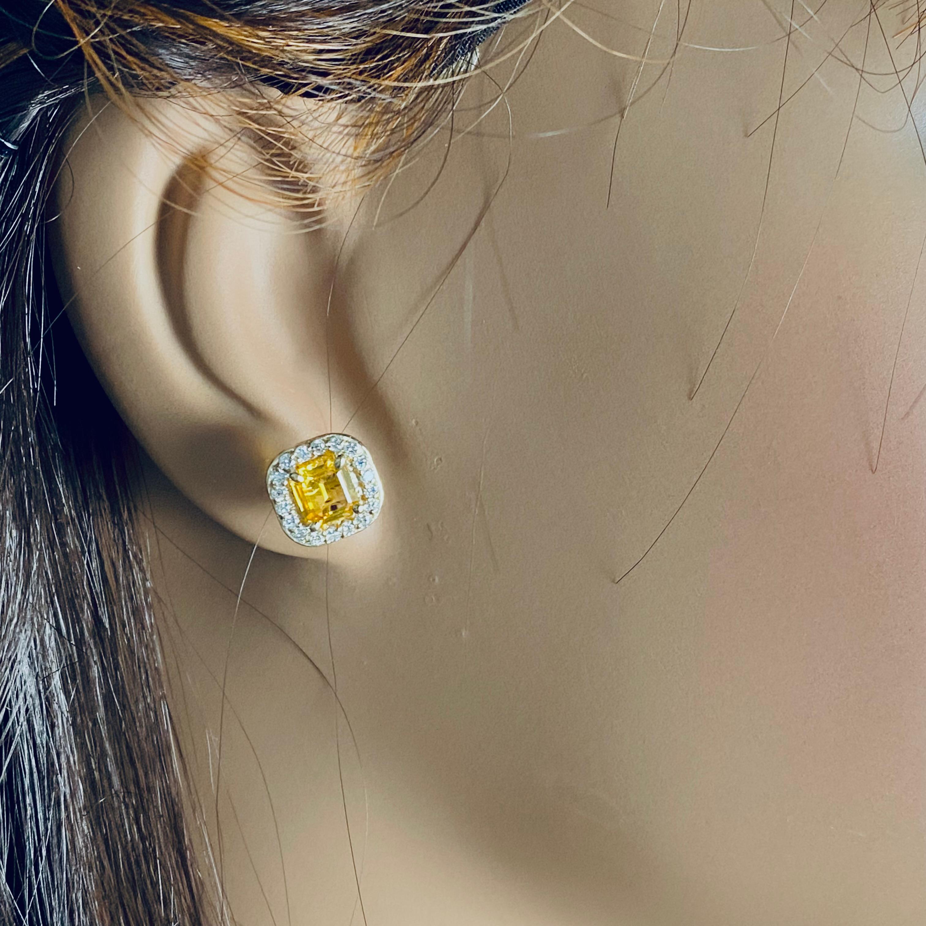 Orecchini con zaffiro giallo di Ceylon e diamanti da 2.10 carati, stile Halo in oro Asscher In condizioni Nuovo in vendita a New York, NY
