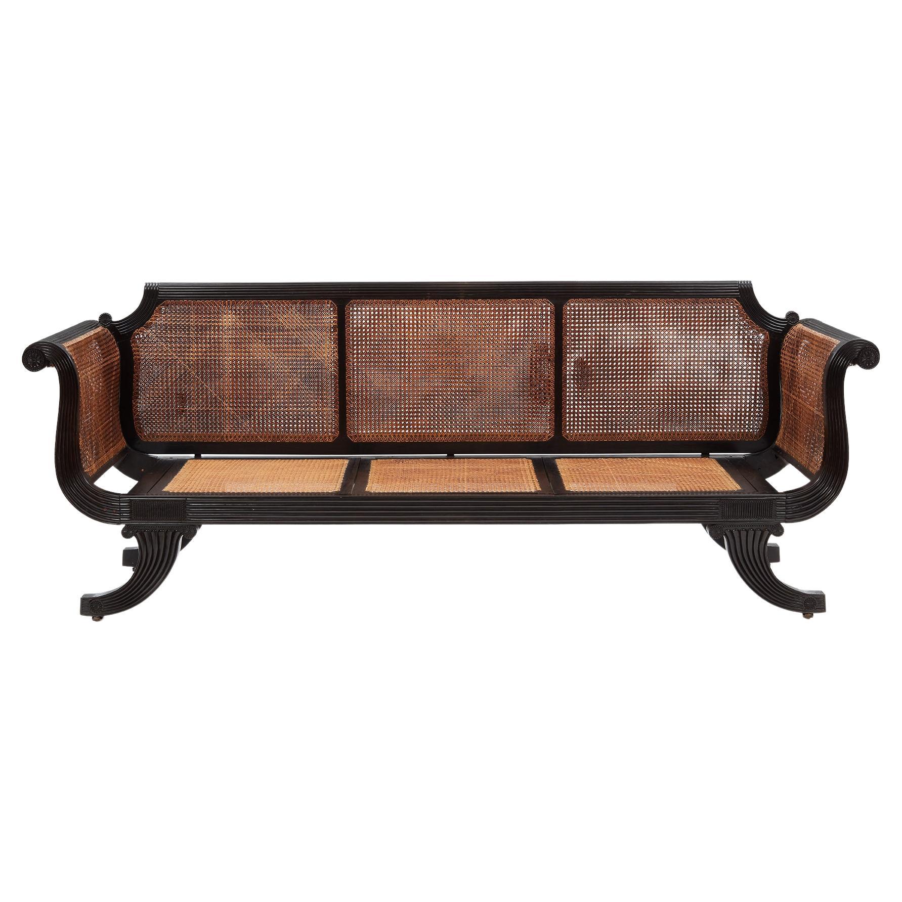 Gerahmtes Ebenholz-Sofa im Regency-Stil von Ceylonese, um 1830.  im Angebot