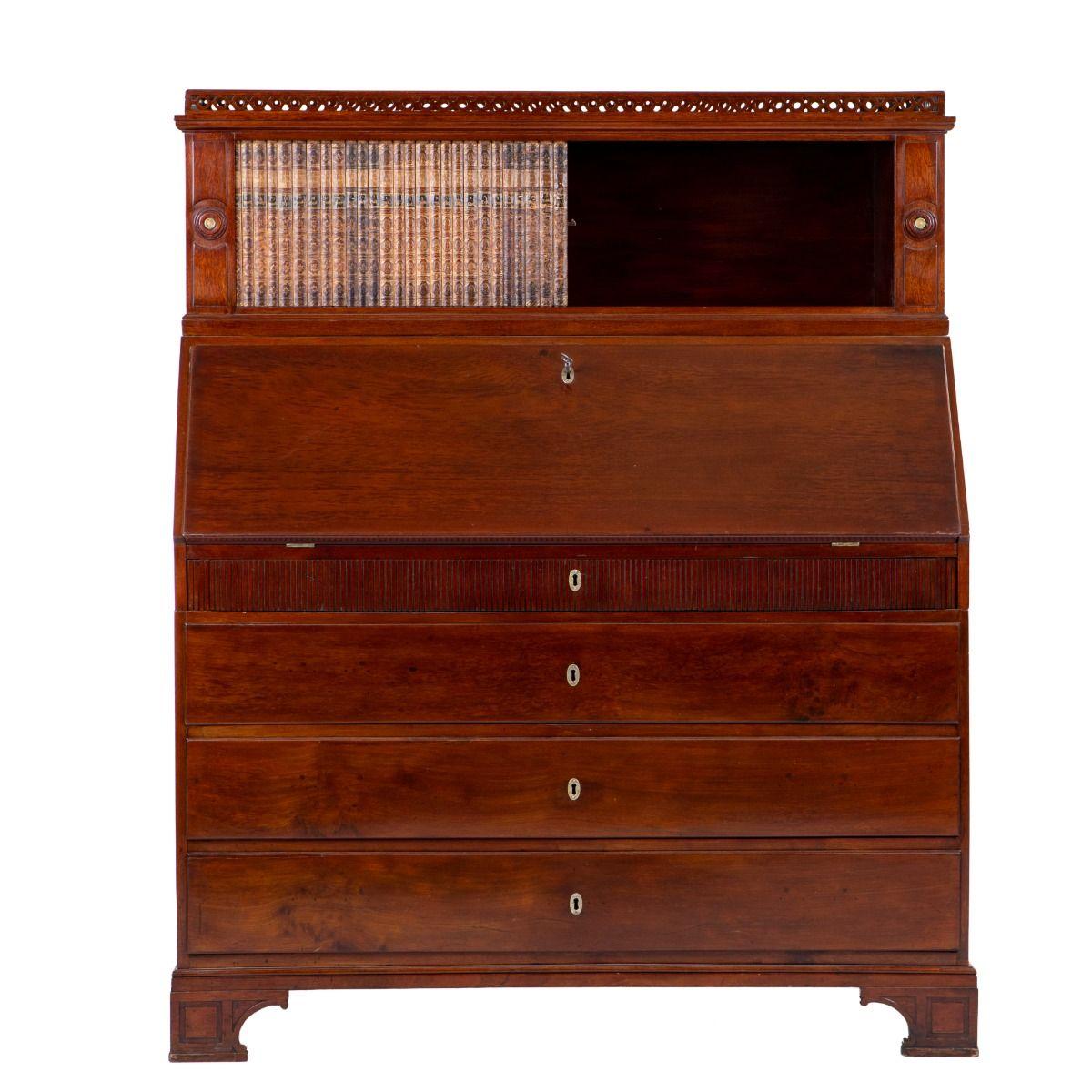 C.F. Harsdorff, 1735-1799

Un piccolo ed elegante secrétaire Luigi XVI progettato dal famoso architetto danese C.F. Harsdorff. Realizzato con un'eccezionale qualità da ebanista in mogano cubano dalla ricca venatura.
Il brano è composto da due