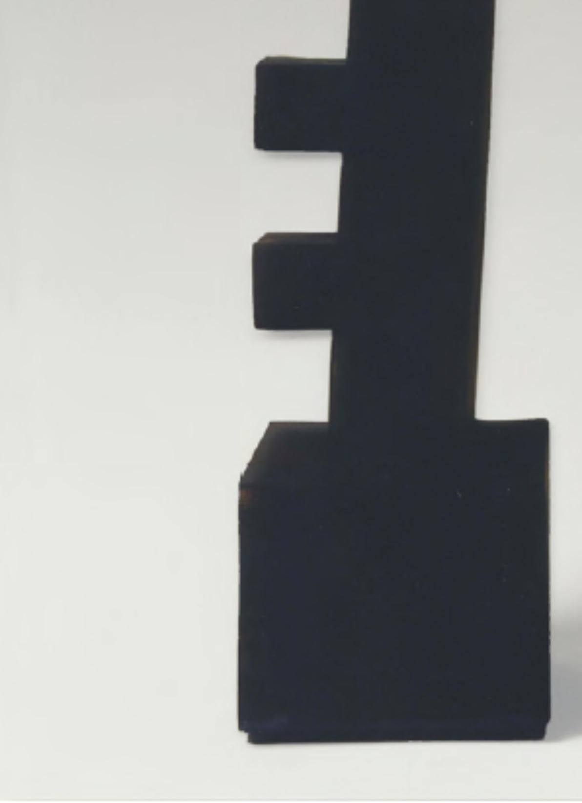CF Te2.1 Terre par Caturegli Formica
Dimensions : L 45 x H 65 cm
Matériaux : Céramique

Terres, Dakar, Sénégal, 1987-1991 

TERRES est une série de sculptures symboliques en céramique produites à Dakar, au Sénégal, dans l'atelier 