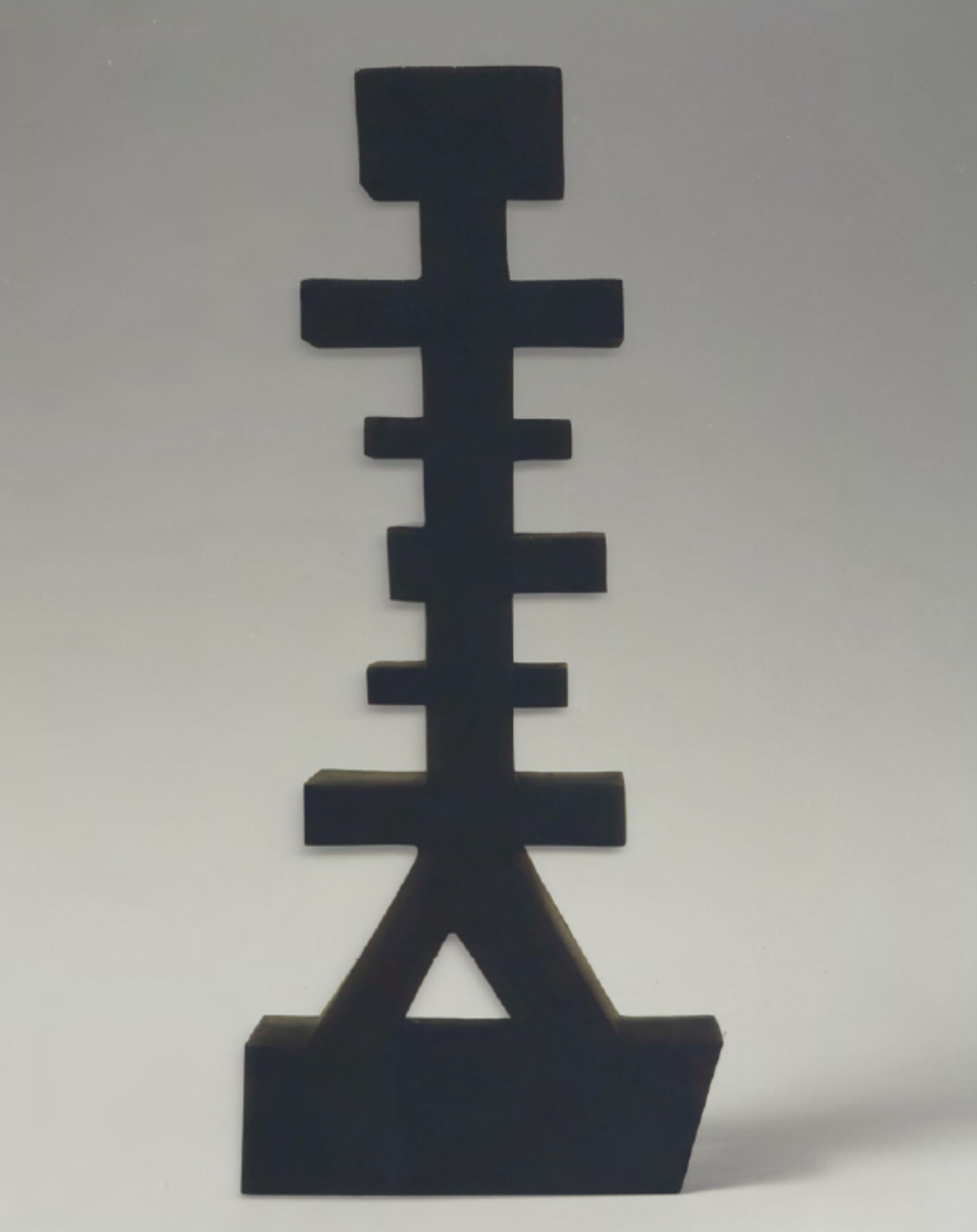 CF Te2.6 Terre par Caturegli Formica
Dimensions : L 45 x H 55 cm
Matériaux : Céramique

Terres, Dakar, Sénégal, 1987-1991 

TERRES est une série de sculptures symboliques en céramique produites à Dakar, au Sénégal, dans l'atelier 
