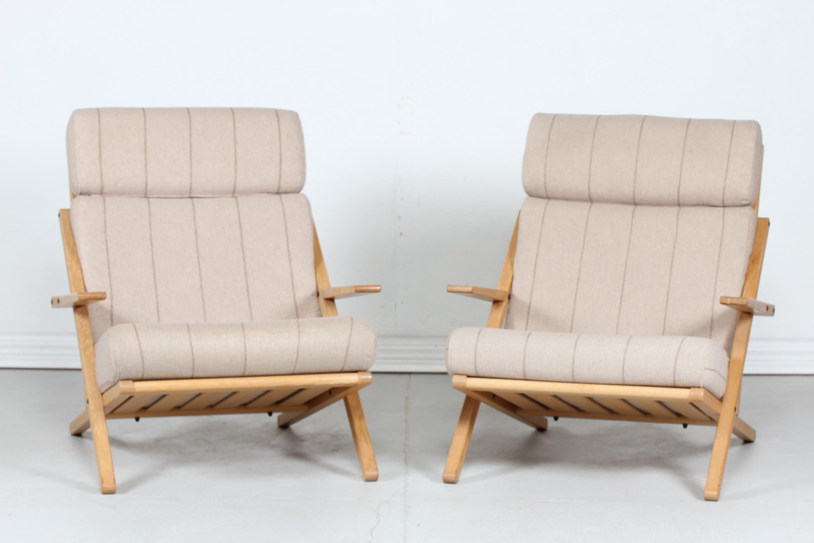 Paire de chaises longues ou fauteuils modernes danois fabriqués par C. F. Christensen, Silkeborg, Danemark.
Les chaises sont fabriquées en chêne massif. avec de la laque.
Coussins amples avec le tissu original de couleur claire avec des