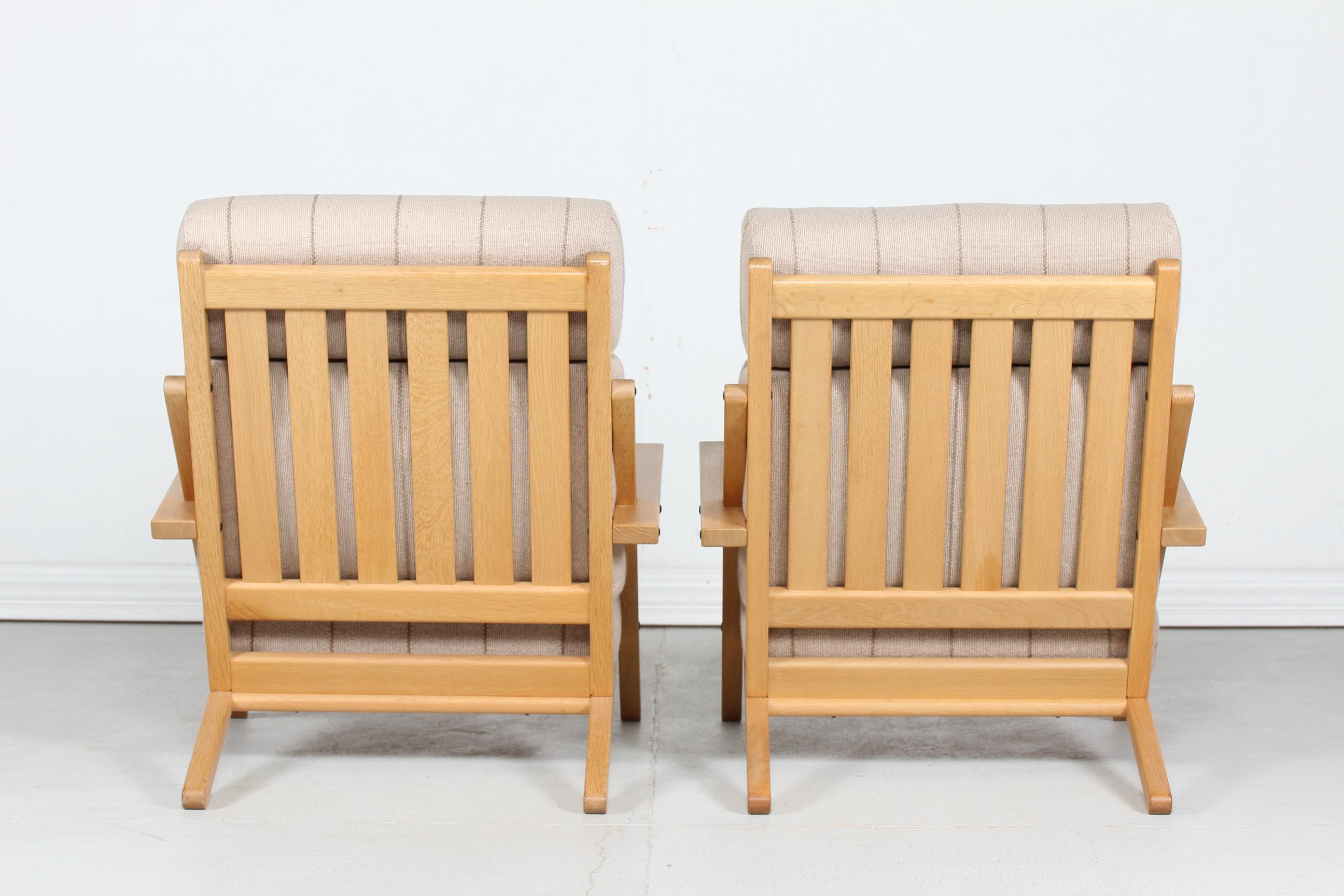 Mid-Century Modern Paire de fauteuils de salon modernes danois en chêne avec coussins d'origine du CFC
