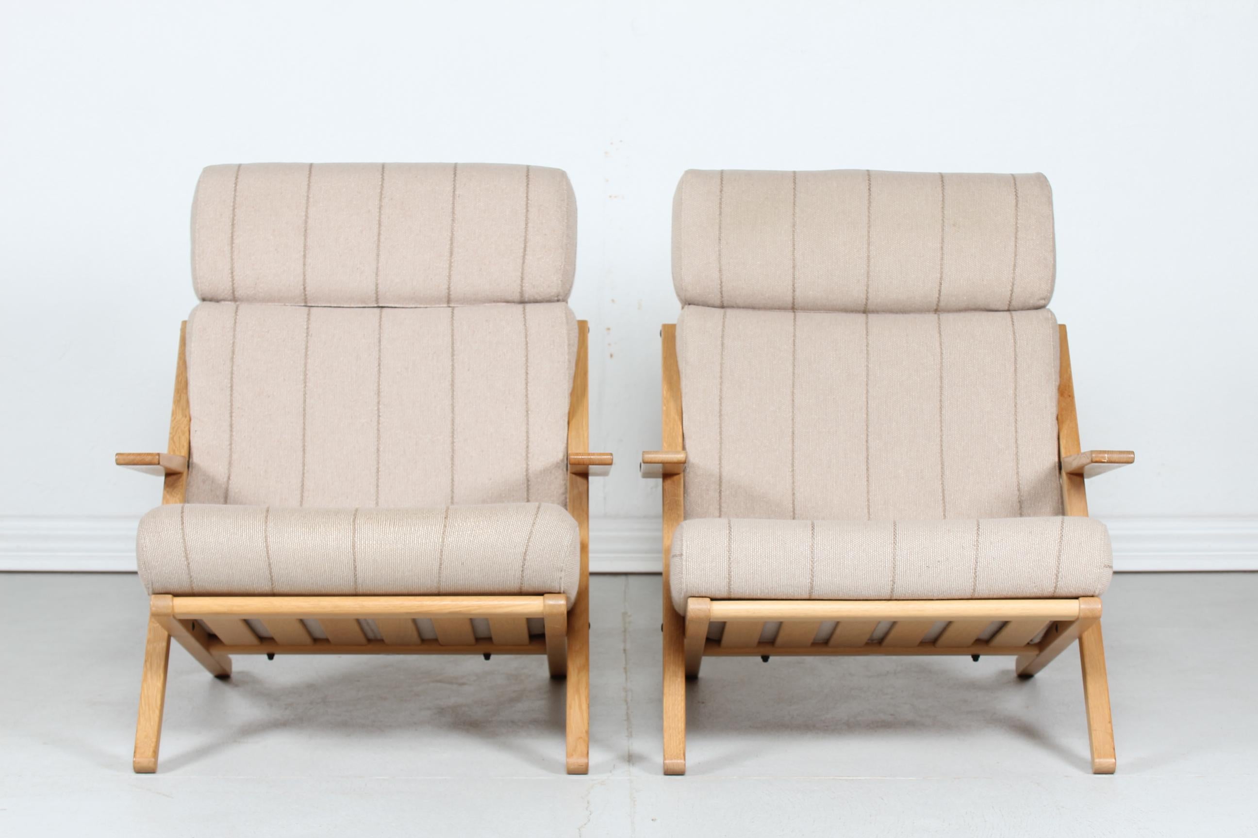 Danois Paire de fauteuils de salon modernes danois en chêne avec coussins d'origine du CFC