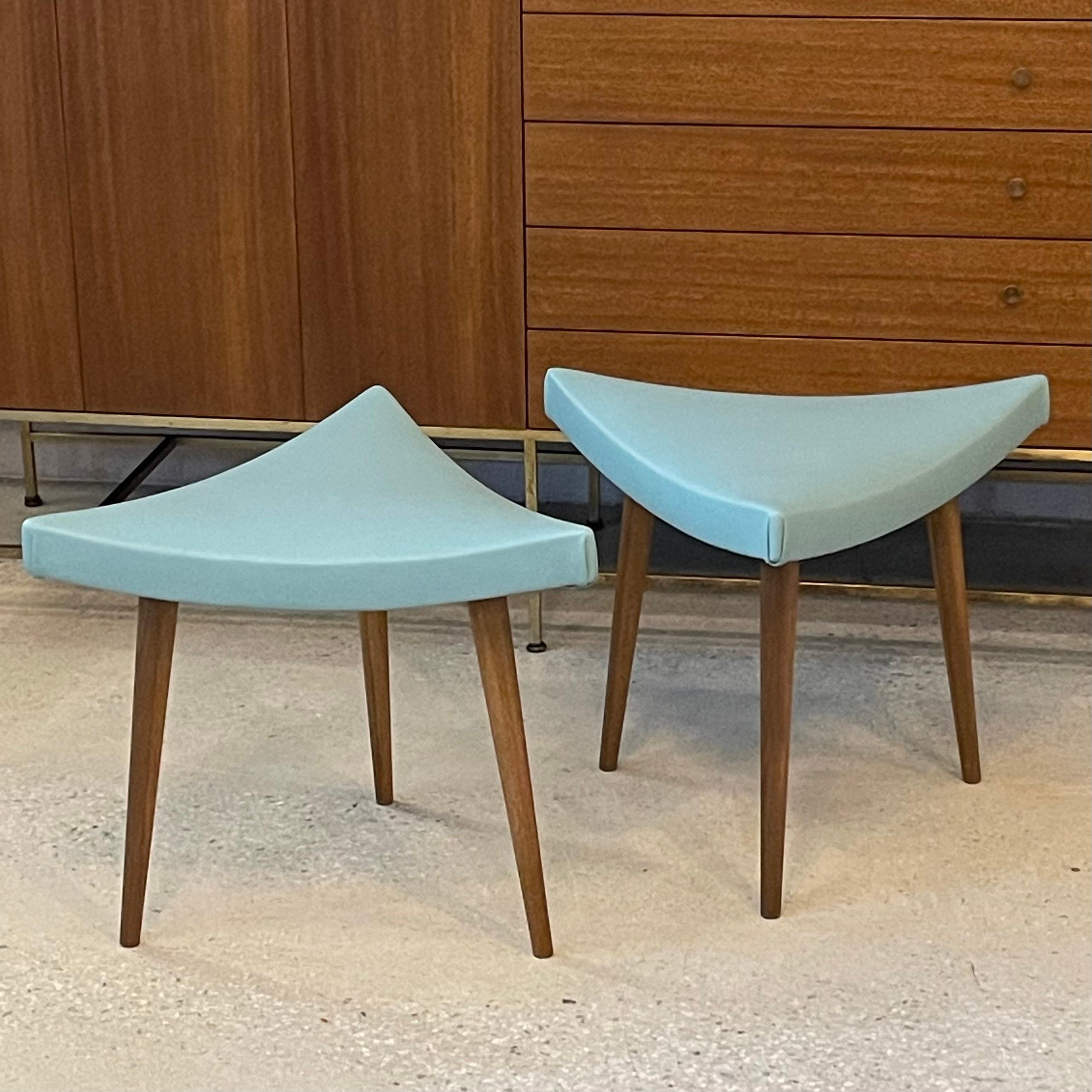 Les tabourets de style moderne du milieu du siècle, en édition limitée et sur mesure, sont dotés de plateaux triangulaires légèrement inclinés et de pieds effilés en érable. Quatre tabourets en cuir bleu clair sont disponibles dès maintenant. Les