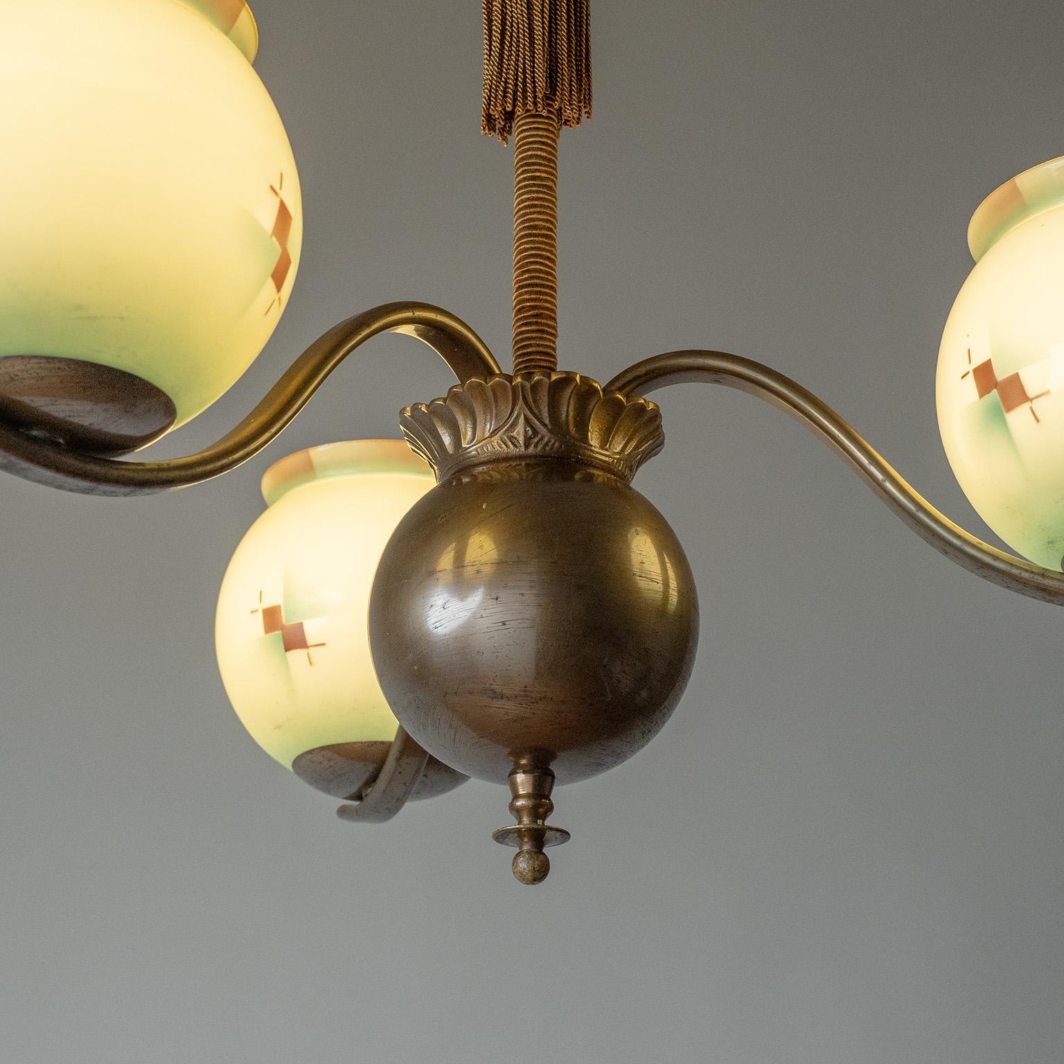 Milieu du XXe siècle A.I.C. Lustre en verre émaillé Hallberg, années 1930 en vente