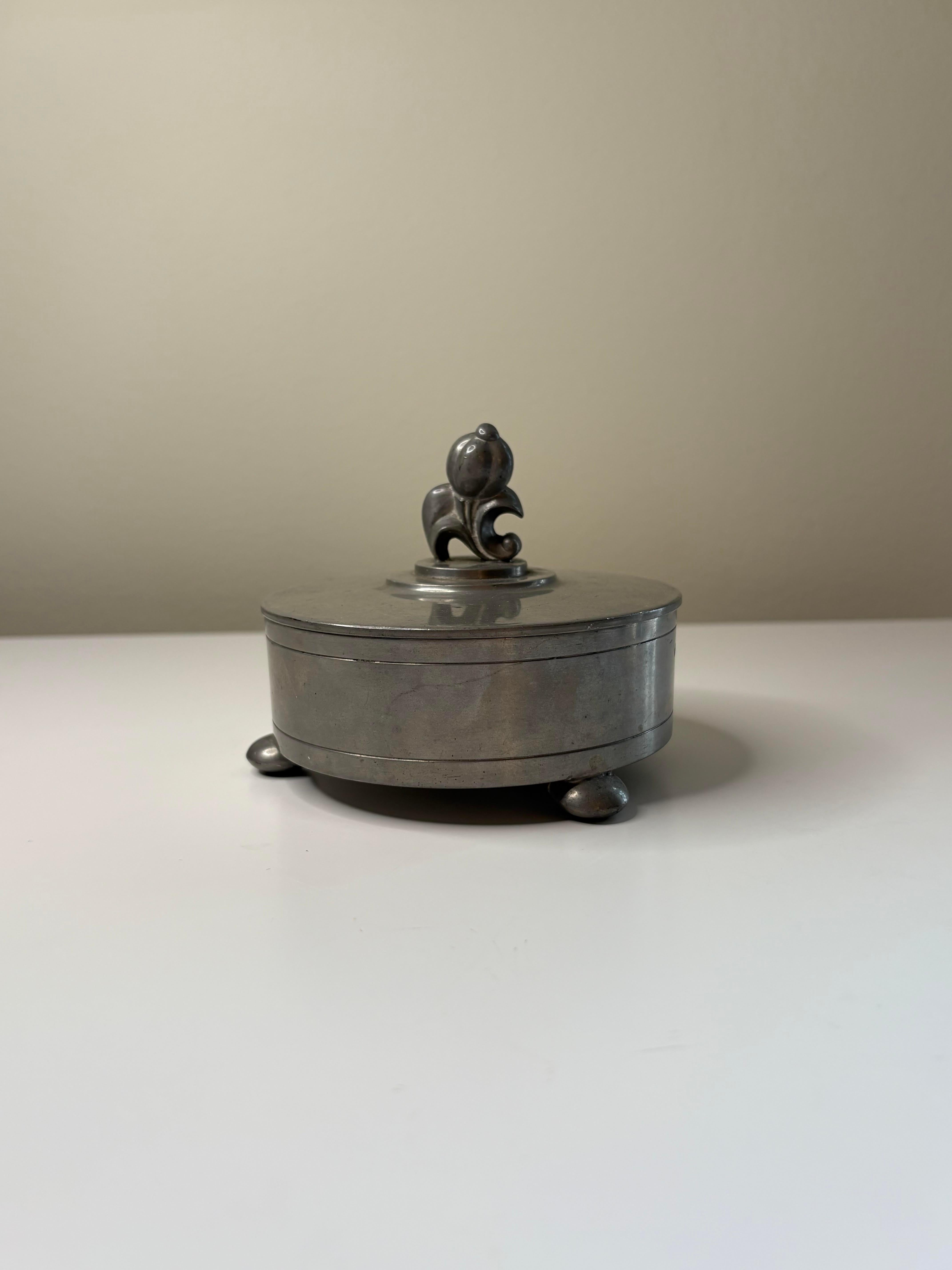 Art Déco CG Hallberg Scatola con coperchio in peltro, Svezia, 1930 Sylvia Stave Moderna svedese in vendita