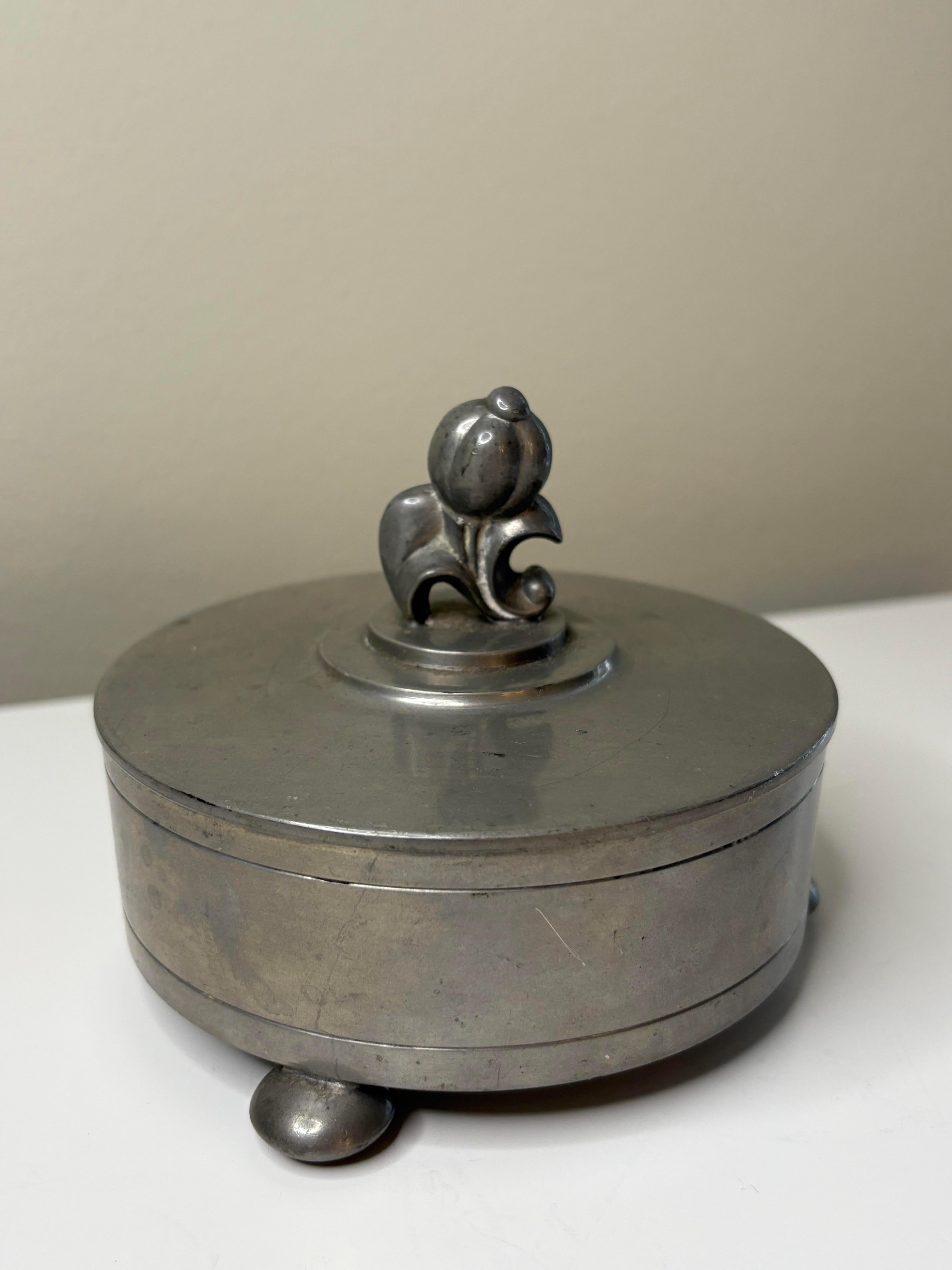 Svedese CG Hallberg Scatola con coperchio in peltro, Svezia, 1930 Sylvia Stave Moderna svedese in vendita