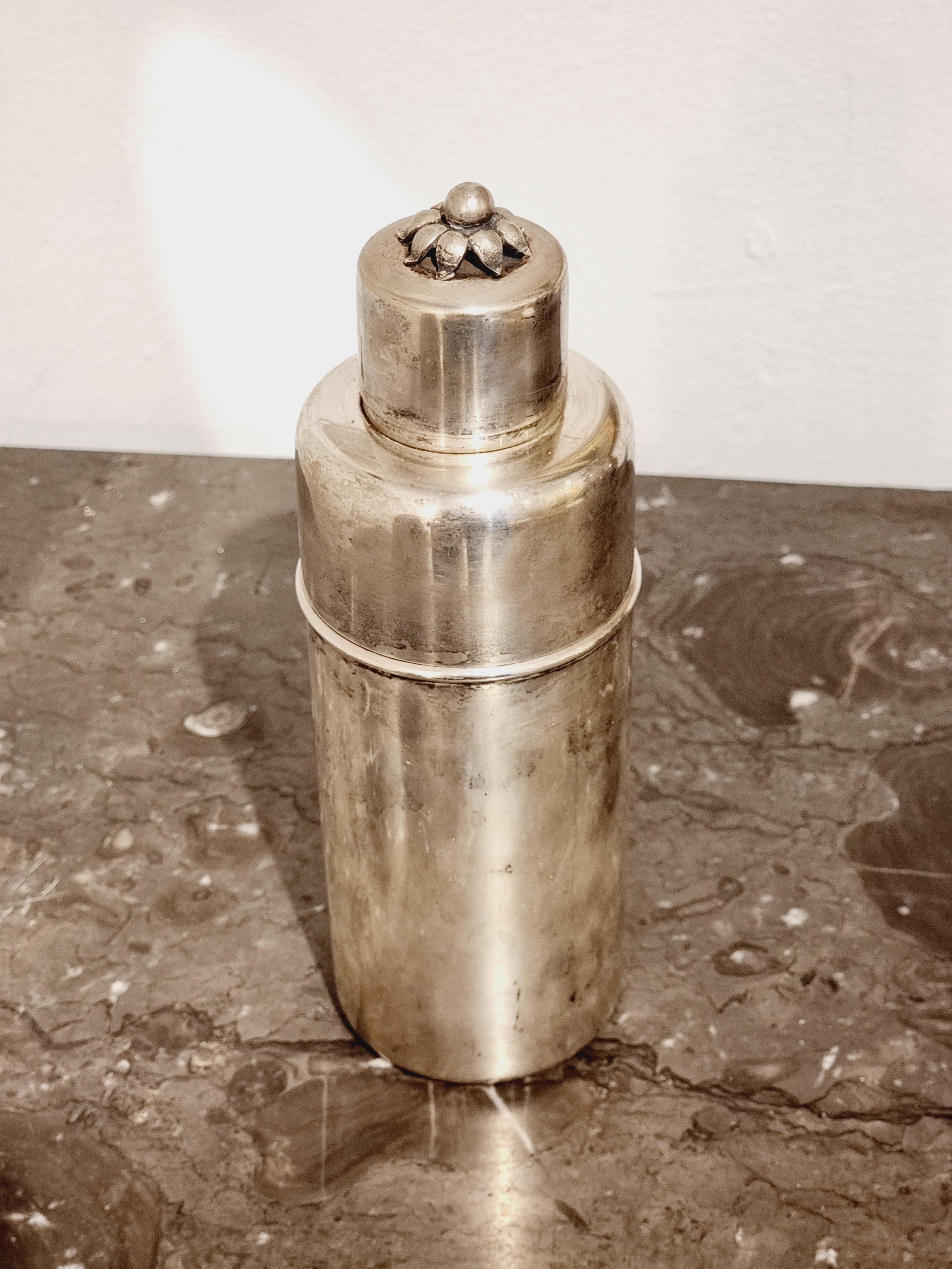 A classic silver-plated shaker by swedish court jeweller CG Hallberg. 

Lid with flower decor. Marked CGH 
In good condition, nice patina, can be polished carefully.
