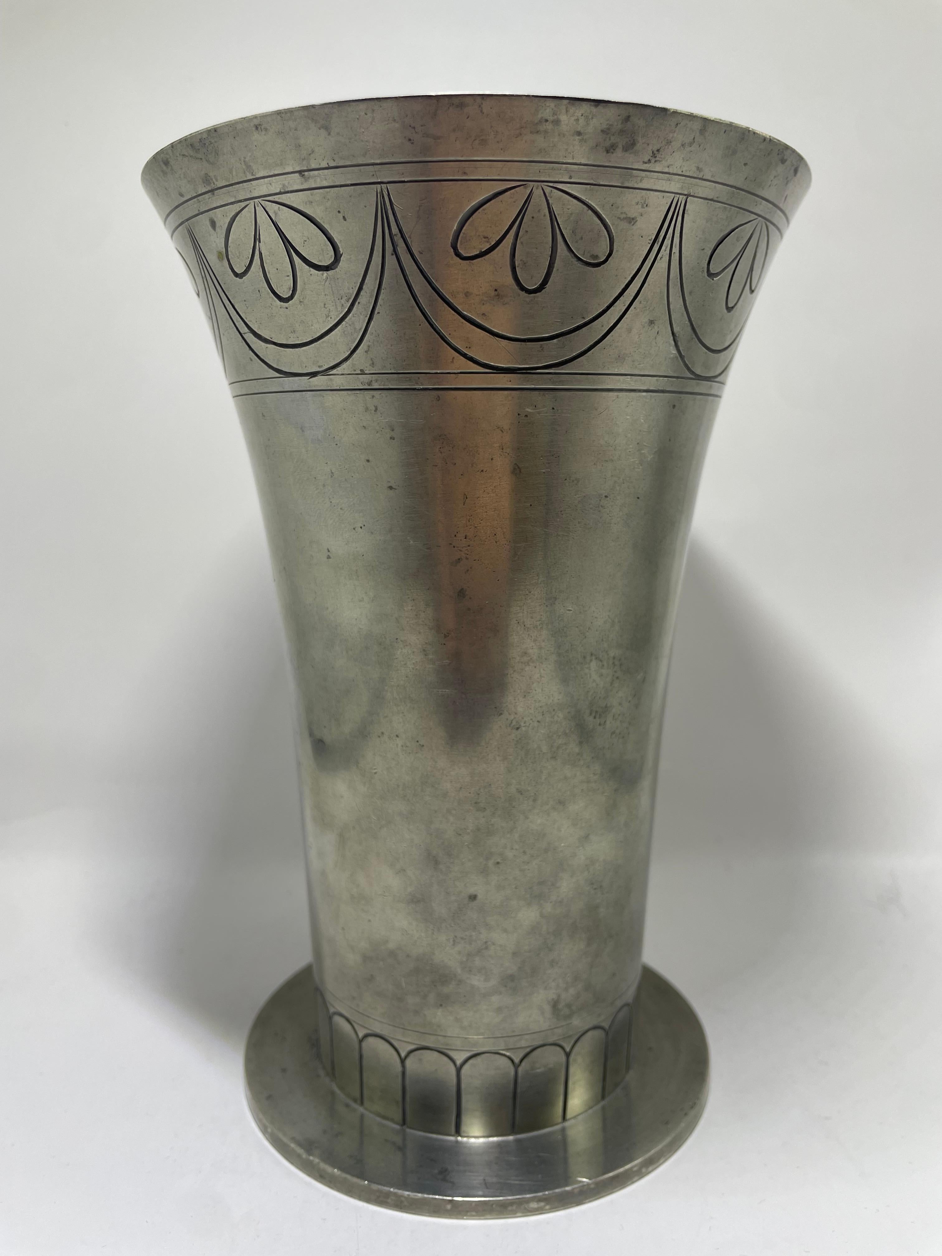 Svedese Vaso in peltro Art Déco di CG Hallberg, Svezia, anni '30 in vendita