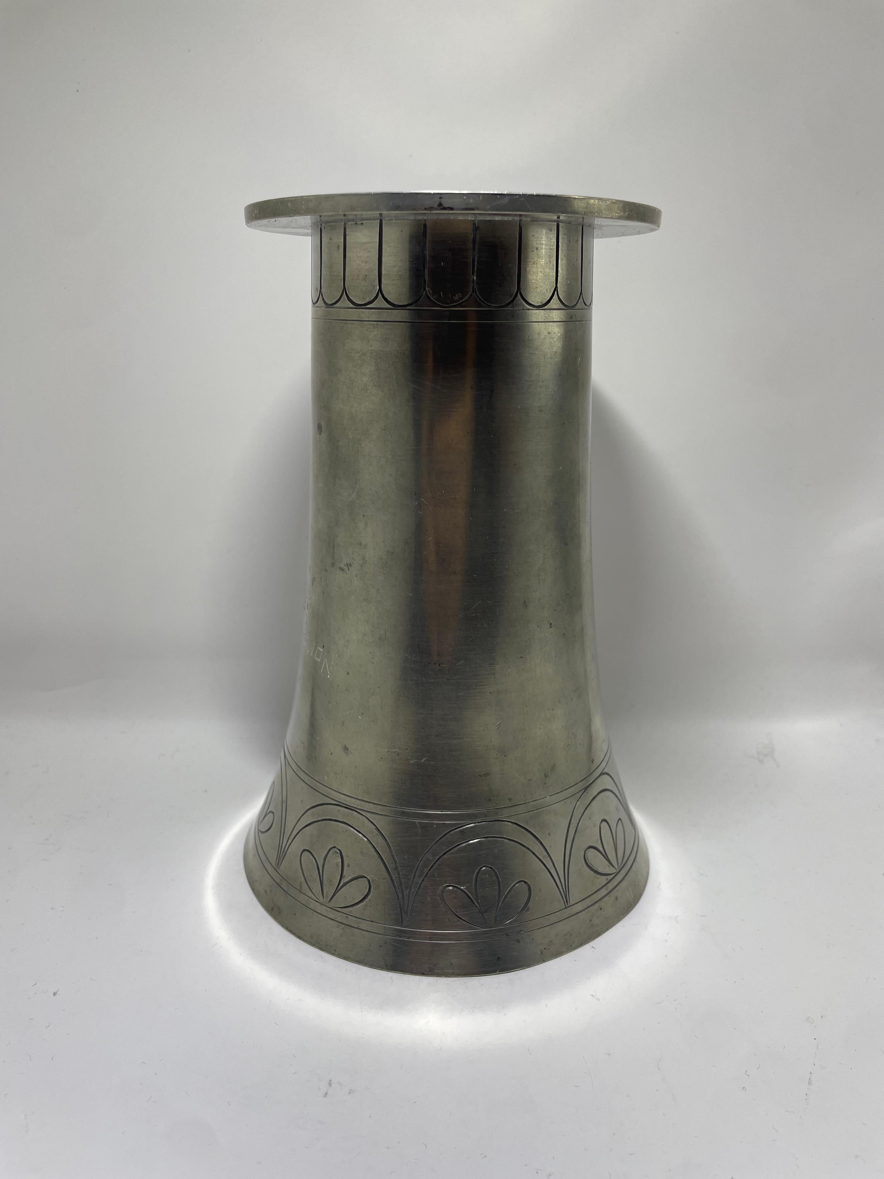 Vaso in peltro Art Déco di CG Hallberg, Svezia, anni '30 In condizioni buone in vendita a Stockholm, SE