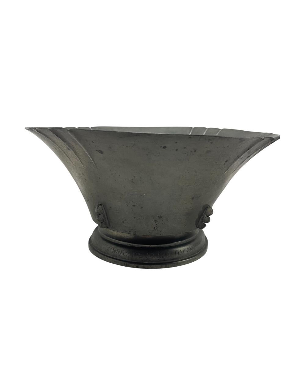 Raro y elegante cuenco de peltre Art Decó diseñado por Sylvia Stave para CG Hallberg, fechado en 1934. Esta pieza escultural ejemplifica la estética refinada y modernista de Stave, con un amplio borde acampanado con crestas verticales simétricas y