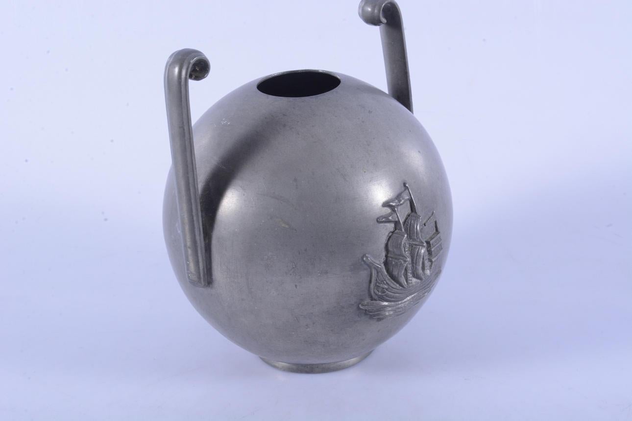 Seltene Vase aus Zinn, entworfen von Sylvia Stave für CG Hallberg, Svenskt Tenn, mit dem Original-Glasblumenhalter von 1934. 


