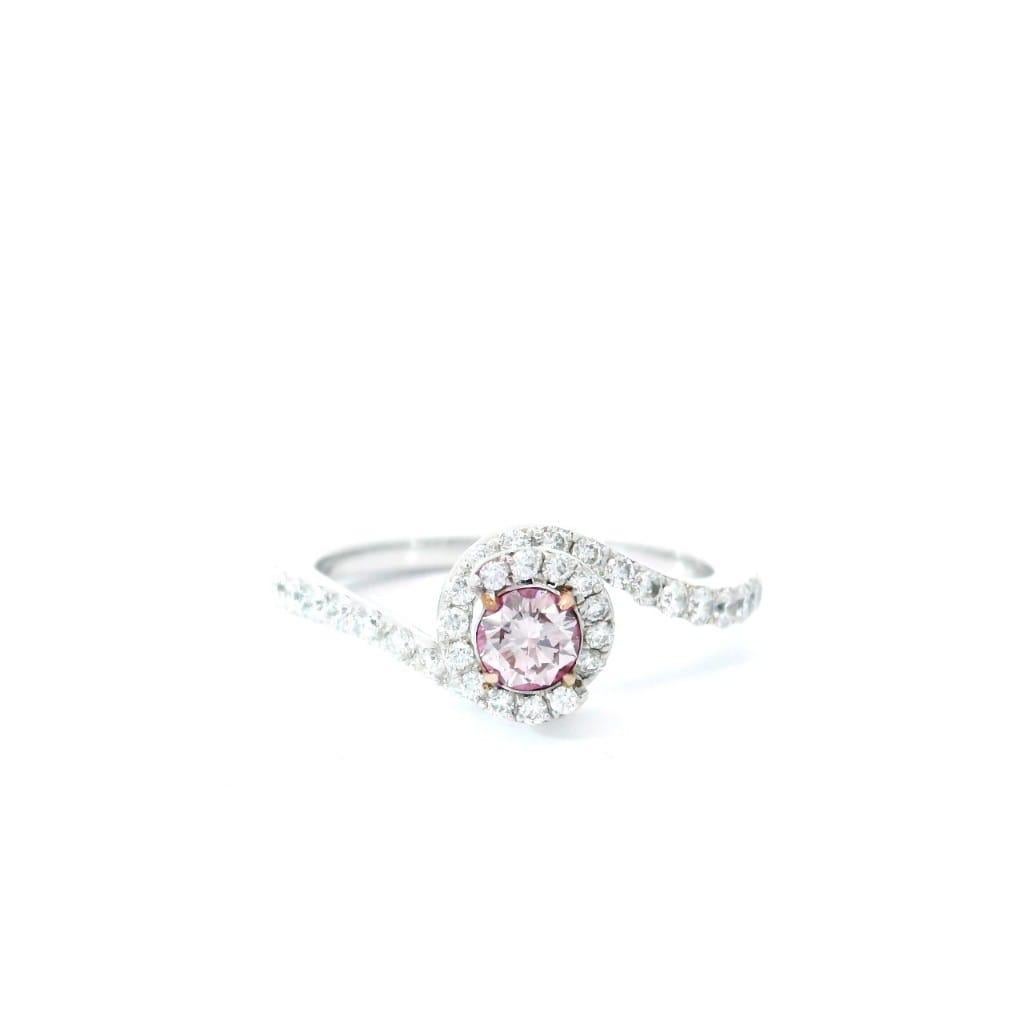 Anello in oro bianco 18 carati con diamanti
  
  Colore e caratura dell'oro: Oro bianco 18kt
  Peso: 2.50 grammi
  
  Imposta con...
  Tipo di pietra: Diamanti
  Forma: Rotondo
  Carati: 0,20
  Colore: Rosa tenue  
  Chiarezza: VS1
  
  Pietre