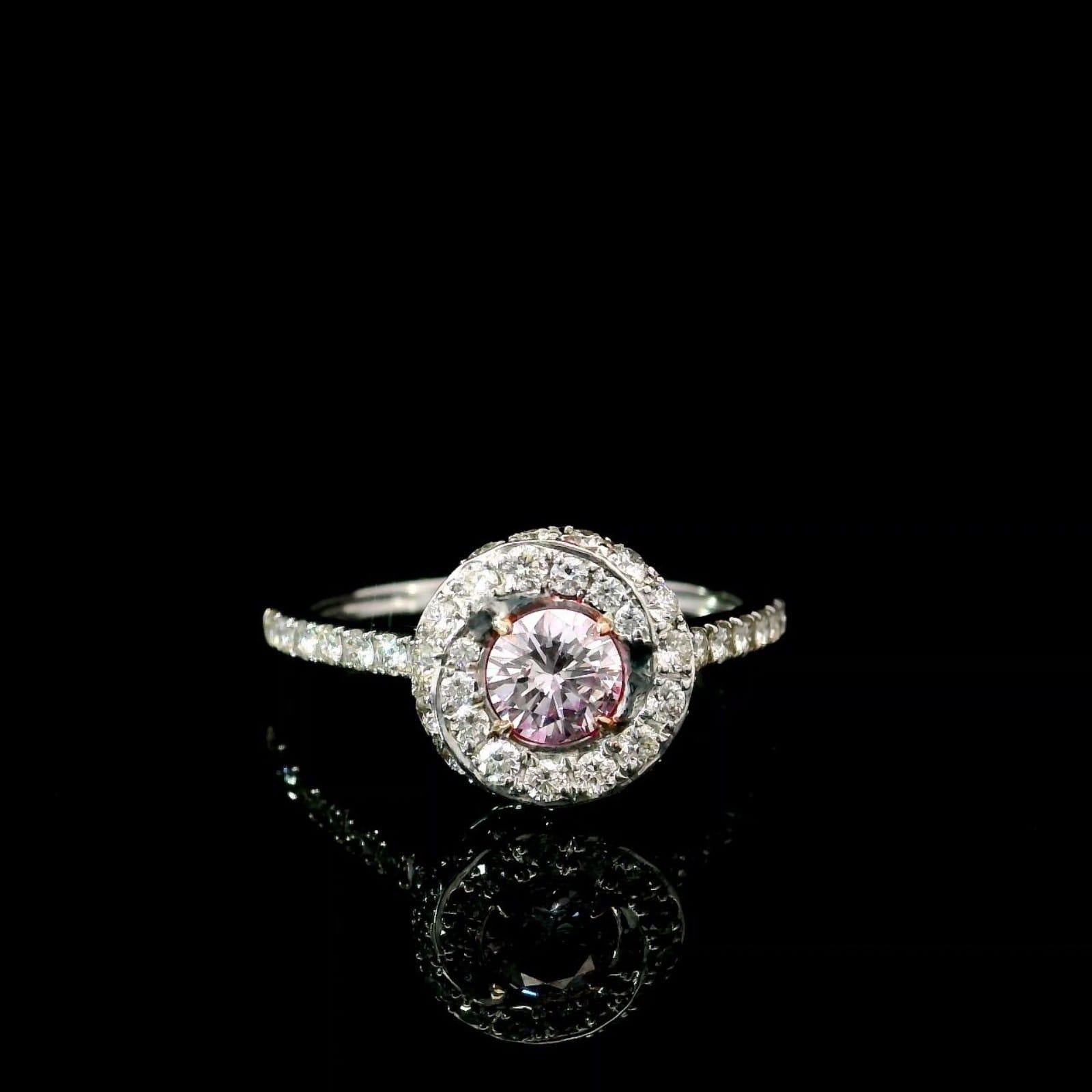 Anello in oro bianco 18 carati con diamanti
  
  Colore e caratura dell'oro: Oro bianco 18kt
  Peso: 2.807 grammi
  
  Imposta con...
  Tipo di pietra: Diamanti
  Forma: Rotondo
  Carati: 0,37 ct
  Colore: Rosa violaceo molto chiaro
  Chiarezza: I1

