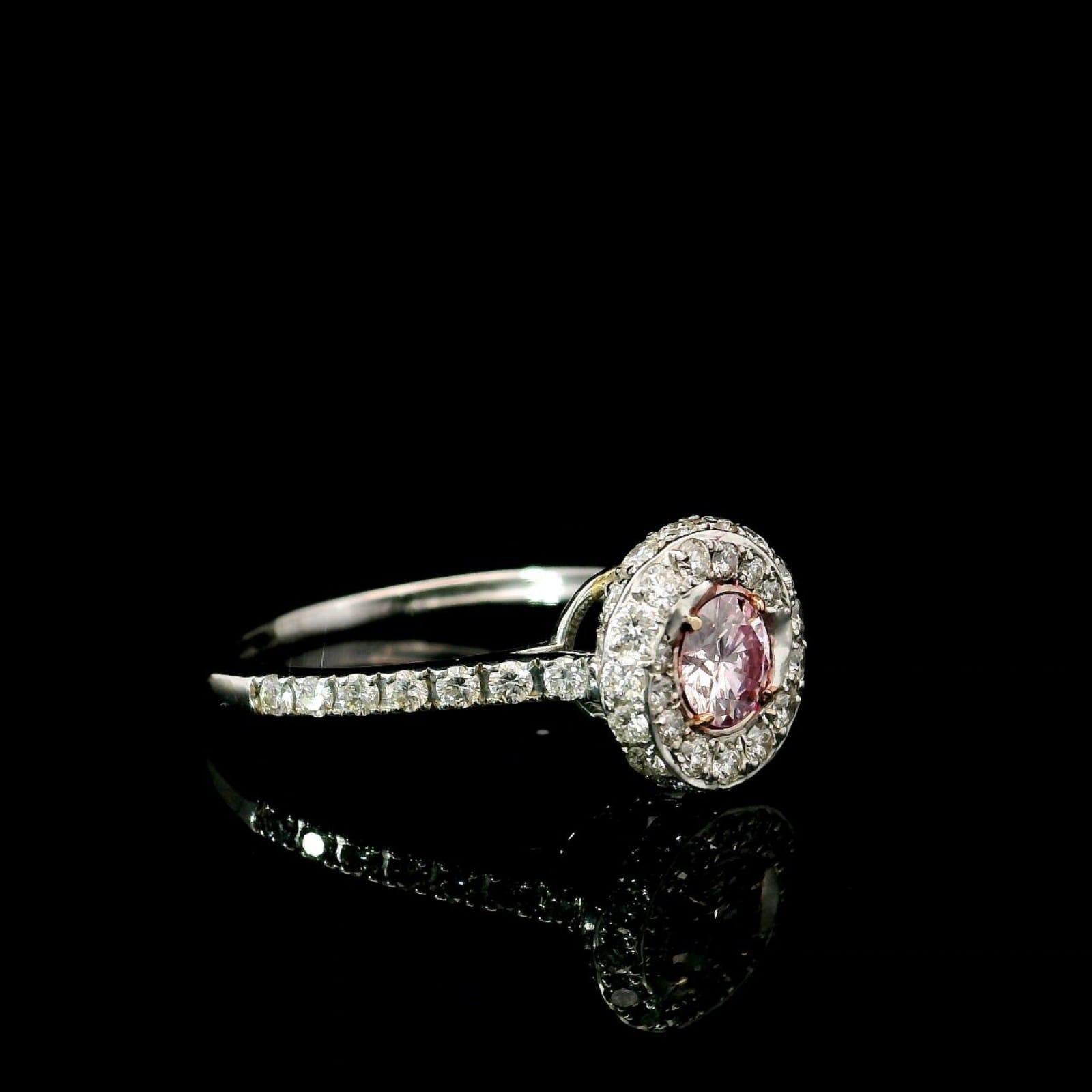 Taglio rotondo Anello con diamante certificato CGL da 037 carati di colore rosa violaceo molto chiaro con purezza I1 in vendita