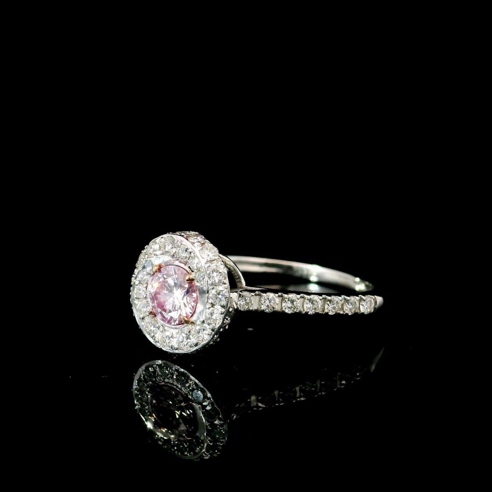 Anello con diamante certificato CGL da 037 carati di colore rosa violaceo molto chiaro con purezza I1 In condizioni Nuovo in vendita a บางรัก, TH