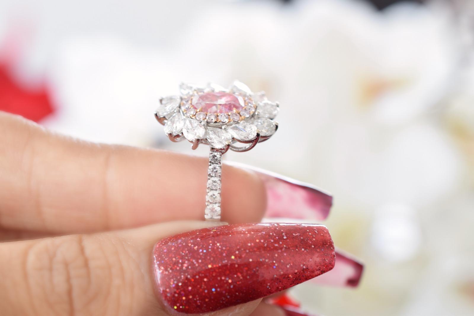CGL Certified 1.249 Carat Faint Pink SI2 Clarity Diamond Ring For Sale 7