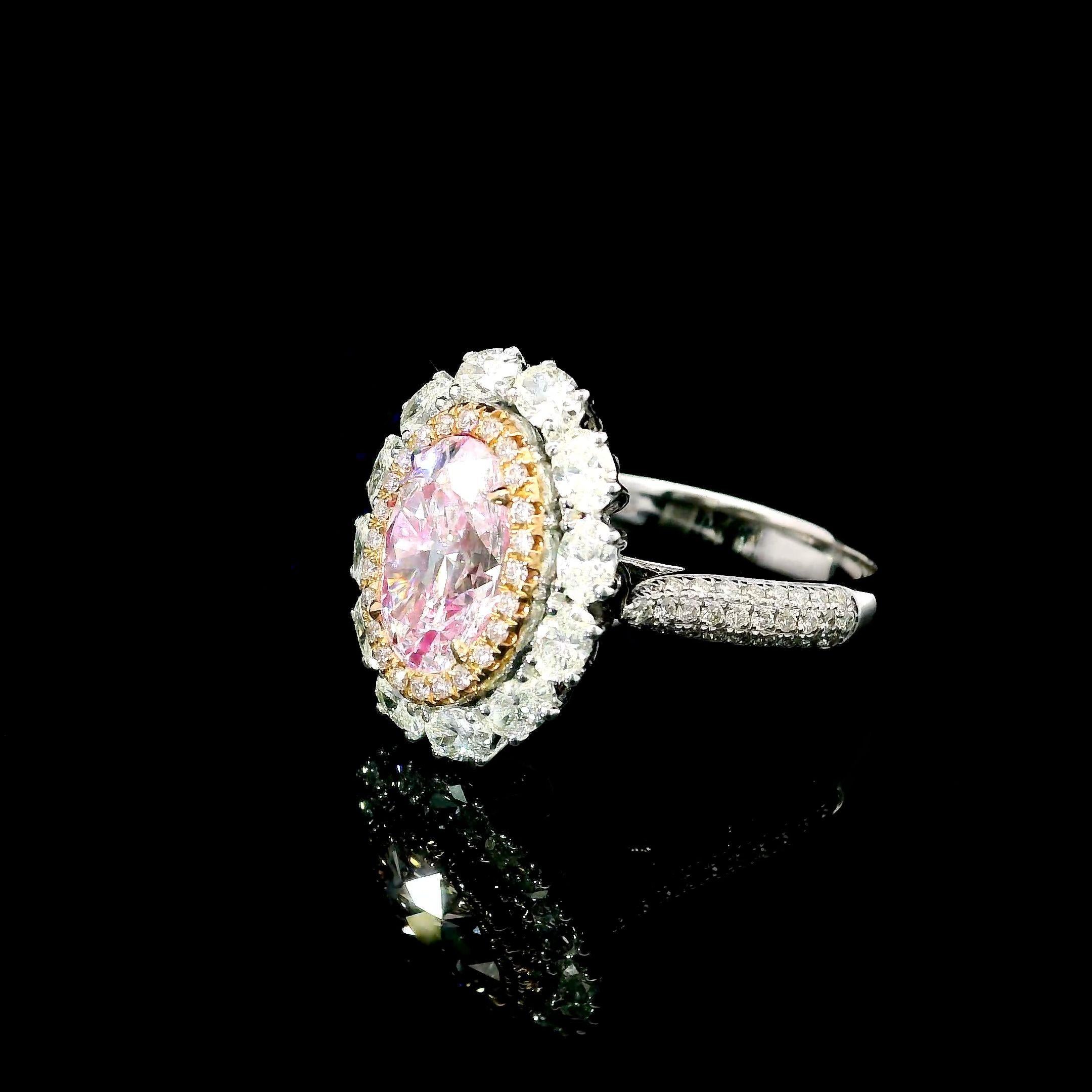 CGL Certified 1.90 Carat Faint Pink VVS2 Clarity Diamond Ring In New Condition For Sale In บางรัก, TH