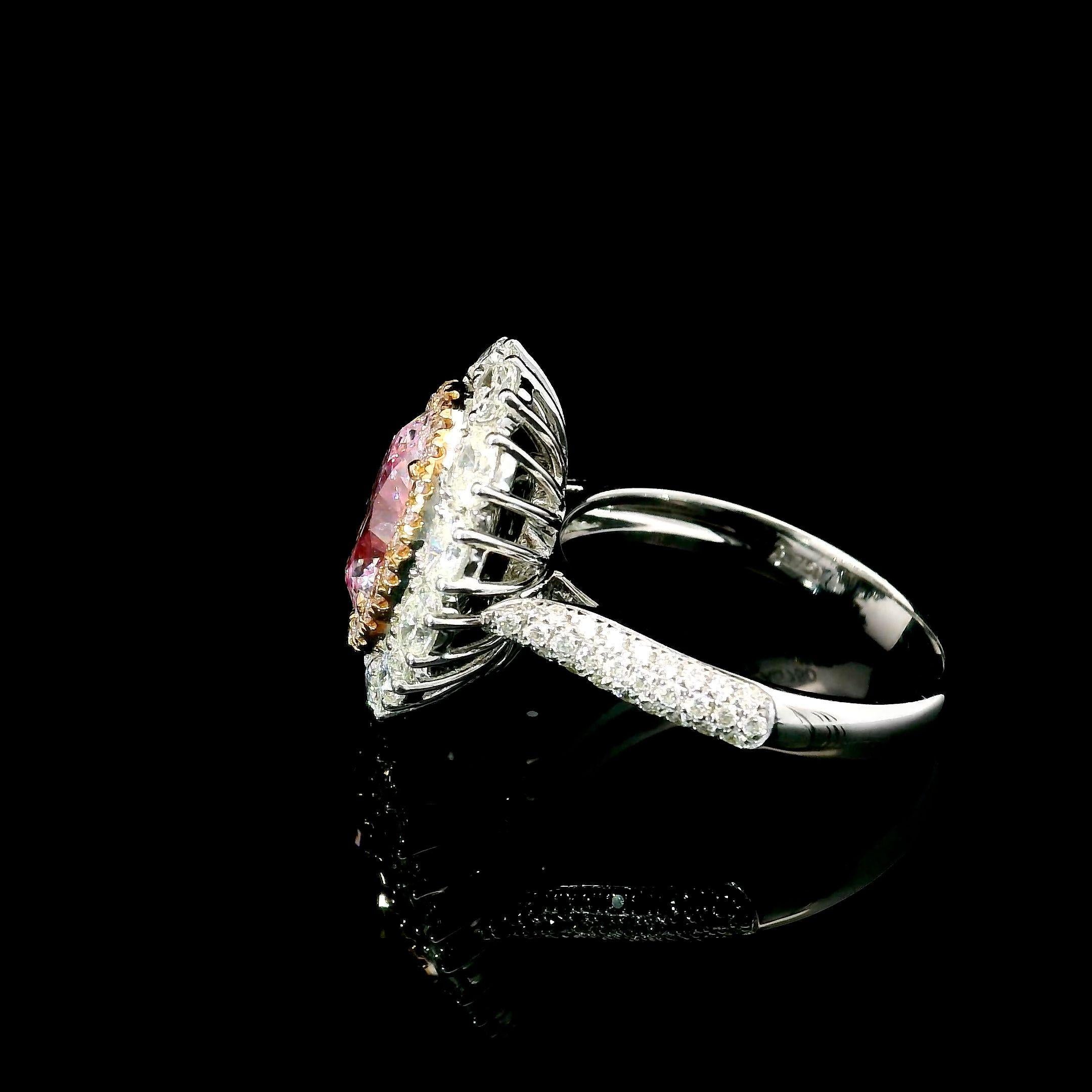 CGL Certified 1.90 Carat Faint Pink VVS2 Clarity Diamond Ring For Sale 1