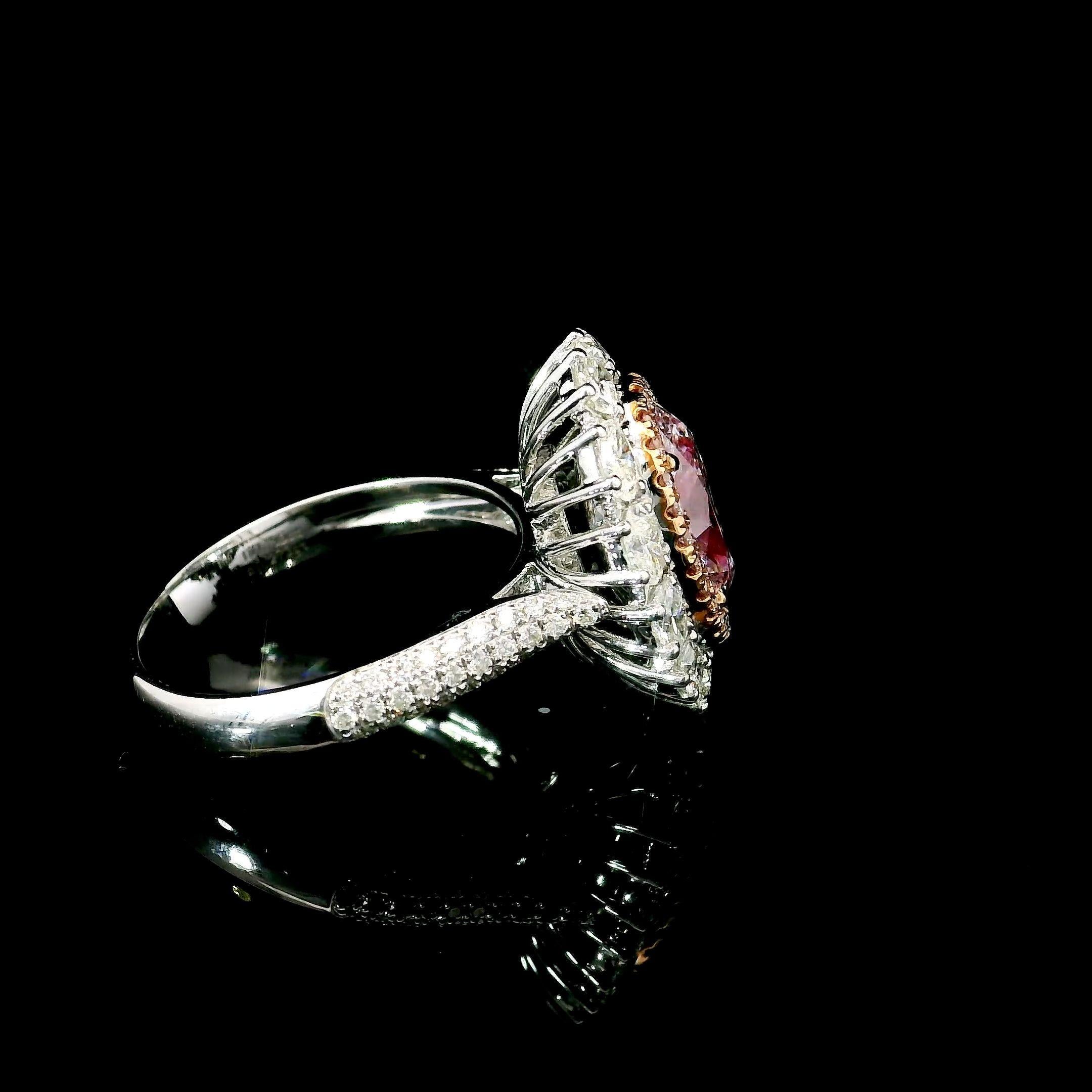 CGL Certified 1.90 Carat Faint Pink VVS2 Clarity Diamond Ring For Sale 2