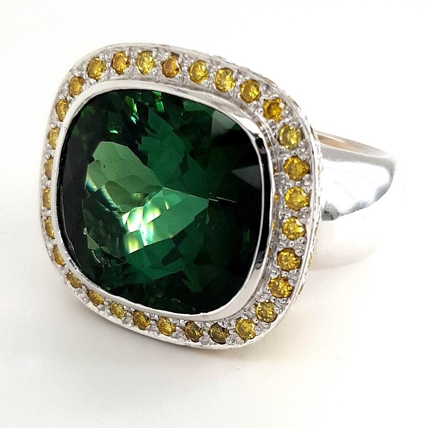 Contemporary 18kt White Gold Ring 21.4ct Natural Tourmaline 137 Diamonds 3.30ct CGL Certified For Sale