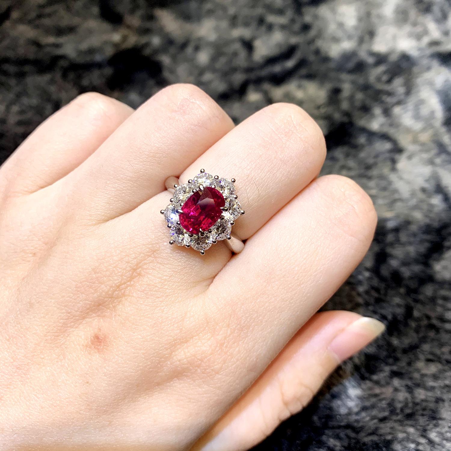 Romantico Anello solitario con rubino rosso vivo e diamante certificato CGL da 2,32 carati, platino 900 in vendita