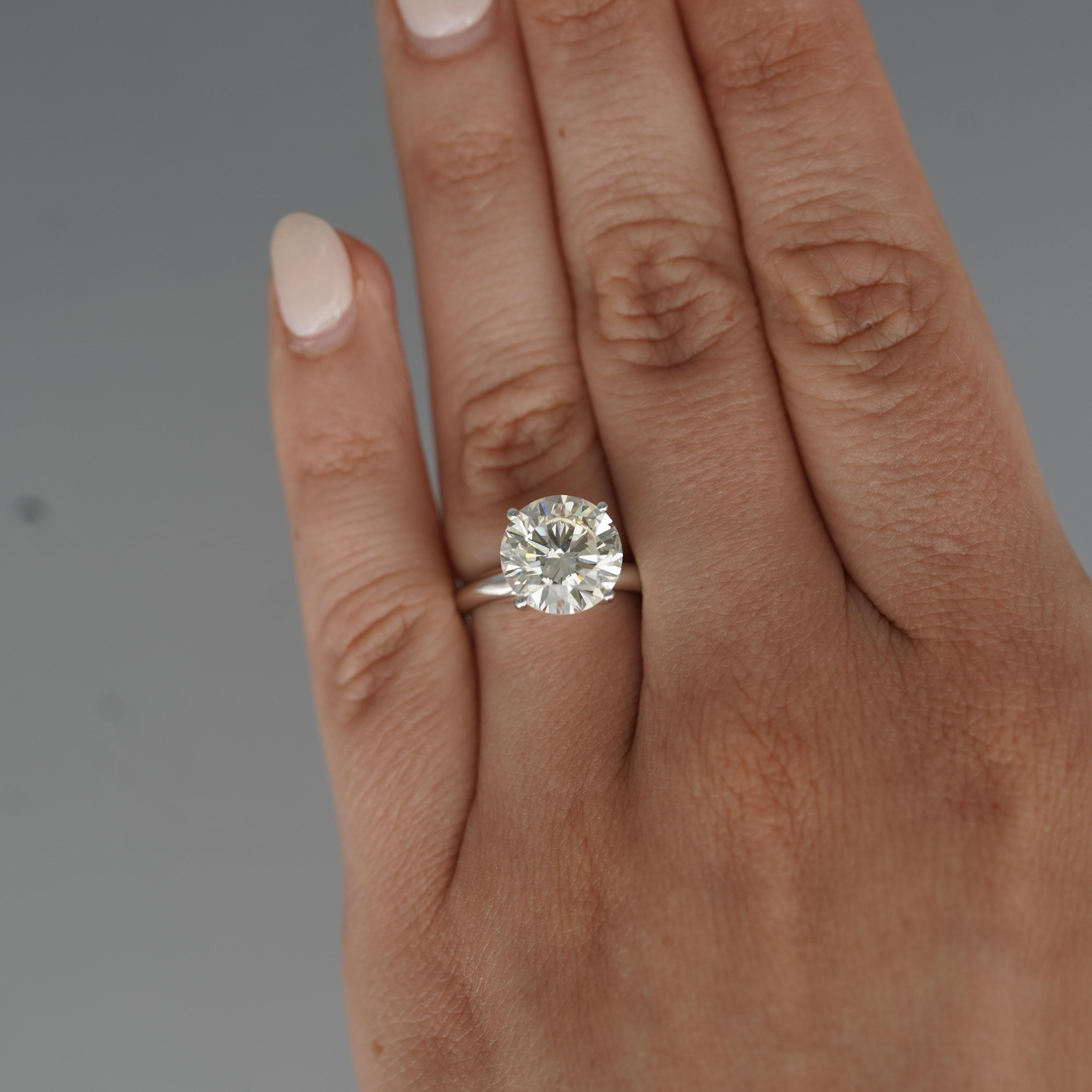 Ein atemberaubender Verlobungsring mit 4,12 Karat Diamanten mit rundem Brillantschliff, gefasst in poliertem 14 Karat Weißgold mit einer klassischen 4-Zacken-Solitärfassung. Dieser zeitlose Ring besteht aus einem Diamanten der Farbe I und der
