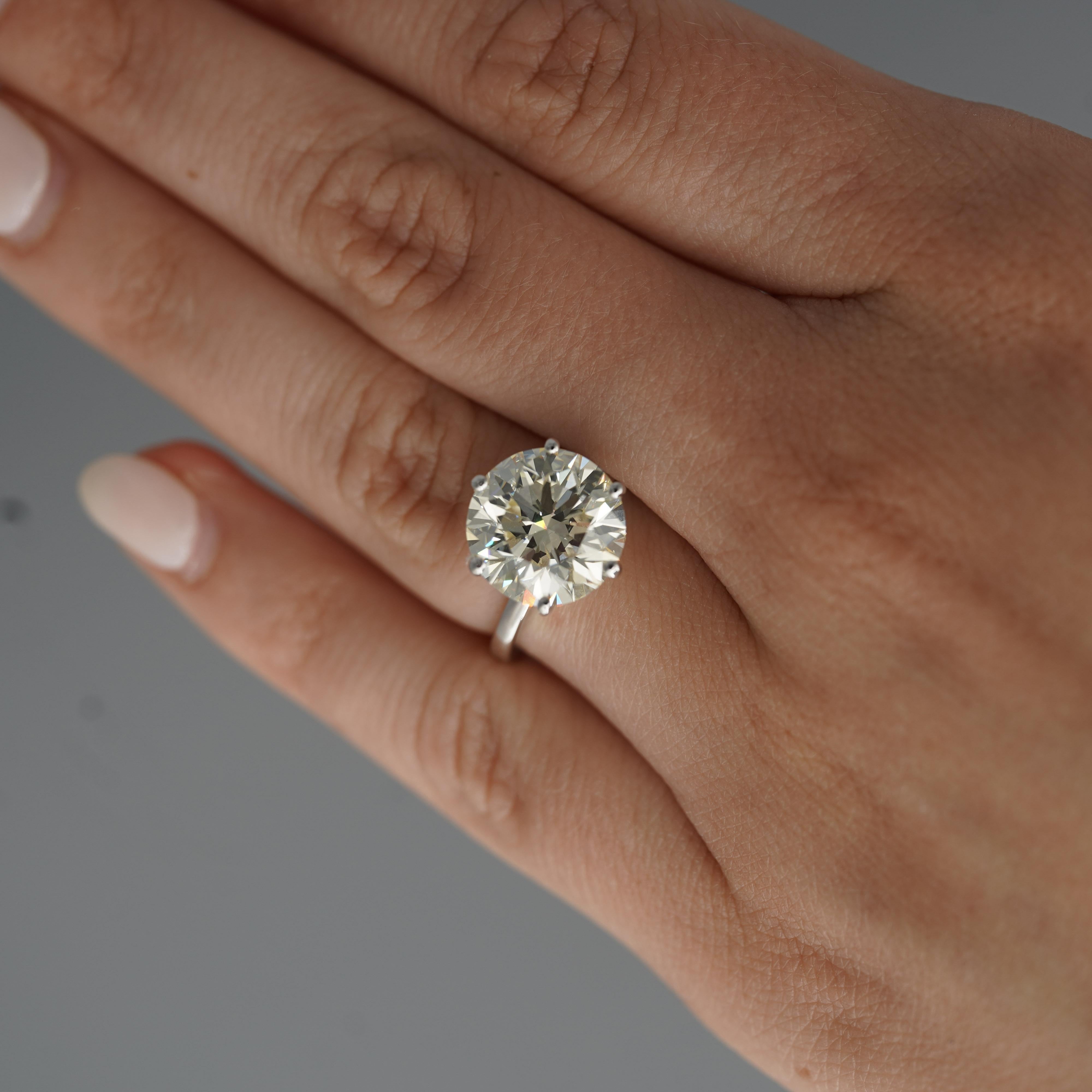 Dieser CGL-zertifizierte Diamant-Solitärring ist mit einem atemberaubenden 6,30-Karat-Diamanten mit rundem Brillantschliff aus 14 Karat Weißgold besetzt. Ein kühner und zeitloser Verlobungsring mit klassischer Solitär-Zackenfassung für maximale