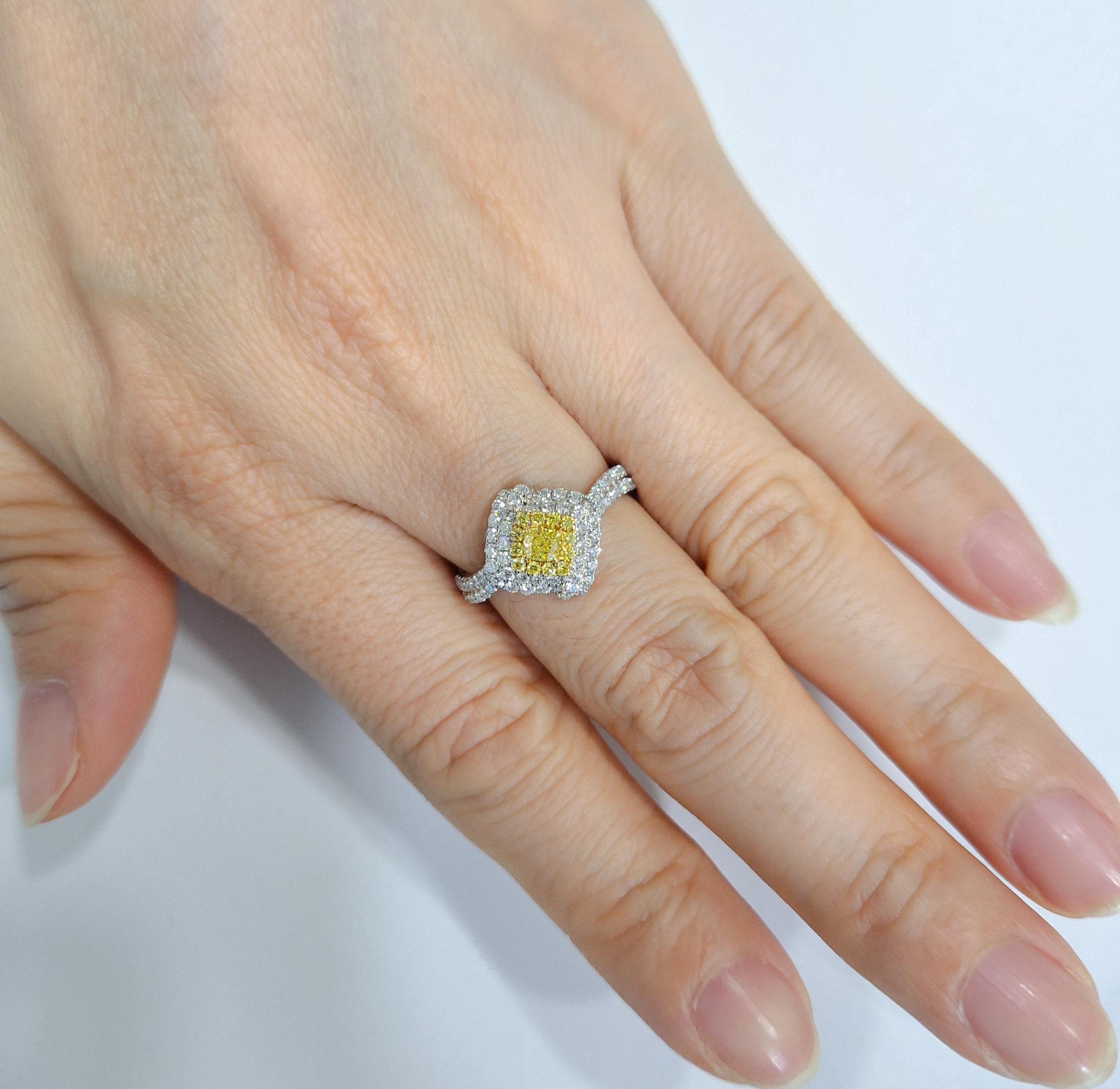 Bague fantaisie en diamant jaune intense et diamant blanc certifié CGL Neuf - En vente à Hong Kong, HK