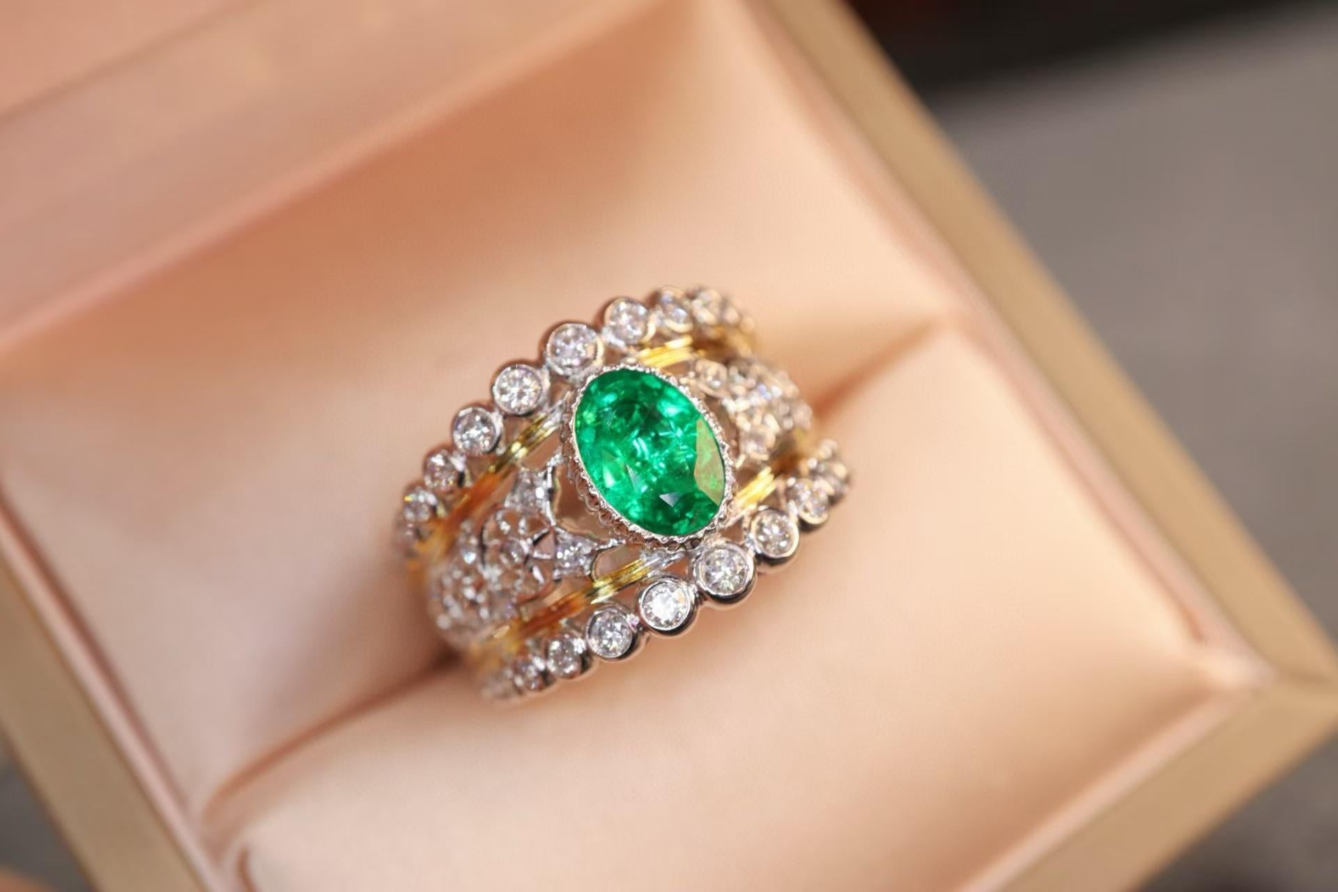 Modern 18K CGRL Certified 1 Carat Vivid Green Emerald Full Diamond Royal Cocktail Ring For Sale
