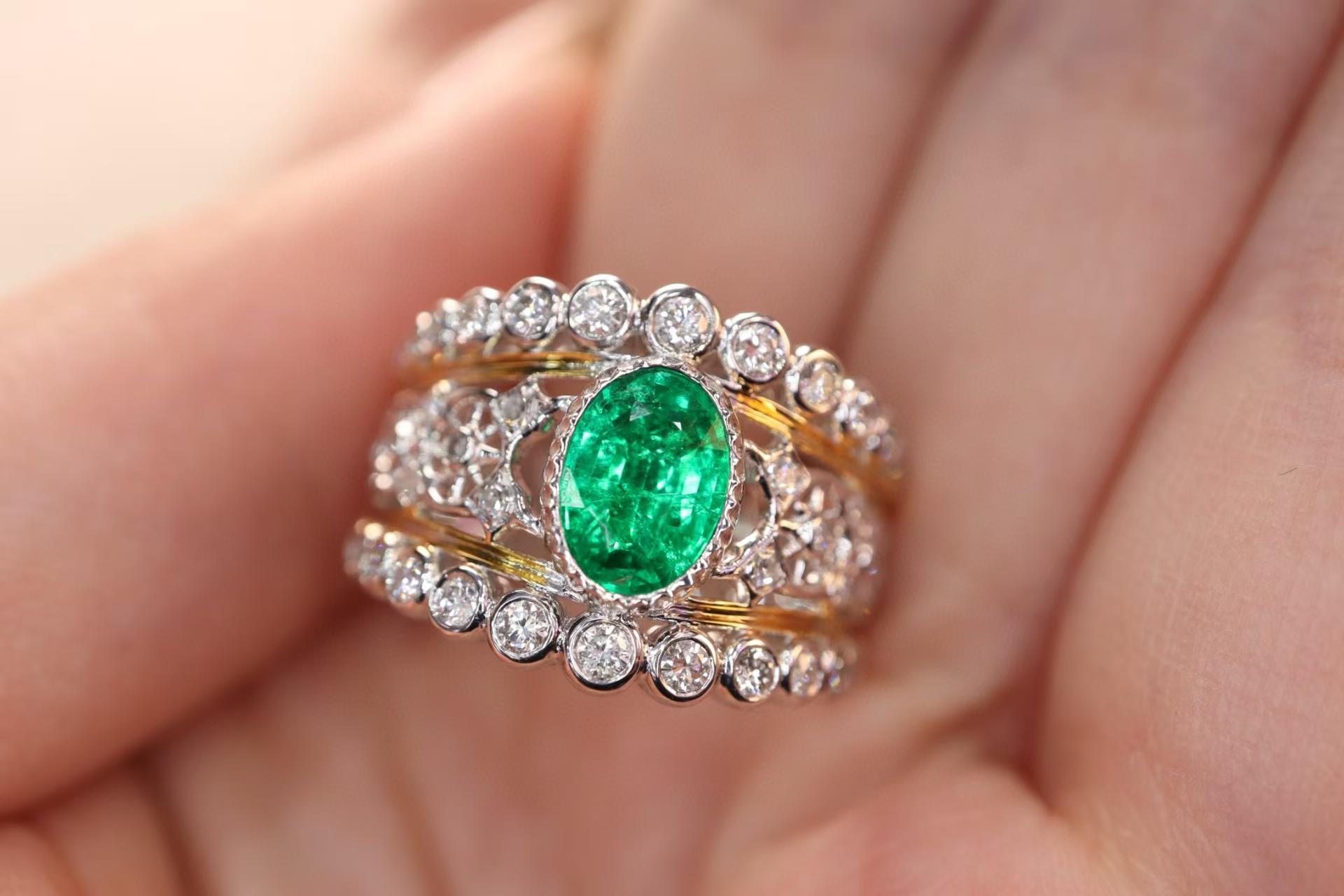18K CGRL Certified 1 Carat Vivid Green Emerald Full Diamond Royal Cocktail Ring In New Condition For Sale In Kowloon, HK