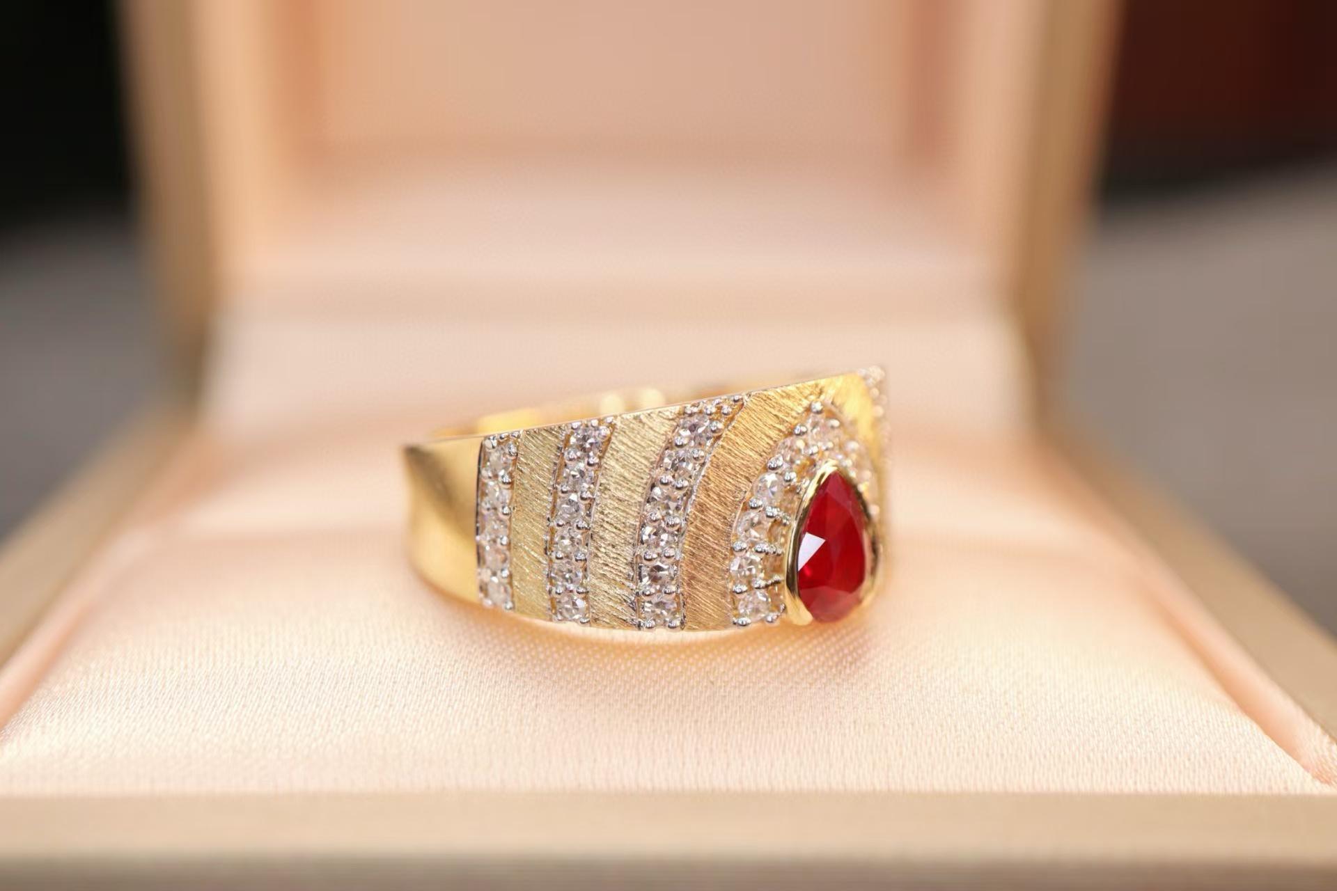 Moderne Bague italienne certifiée CGRL en or et rubis non chauffé en vente