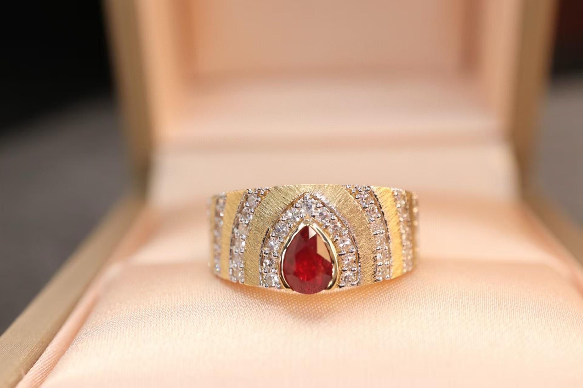 Taille poire Bague italienne certifiée CGRL en or et rubis non chauffé en vente
