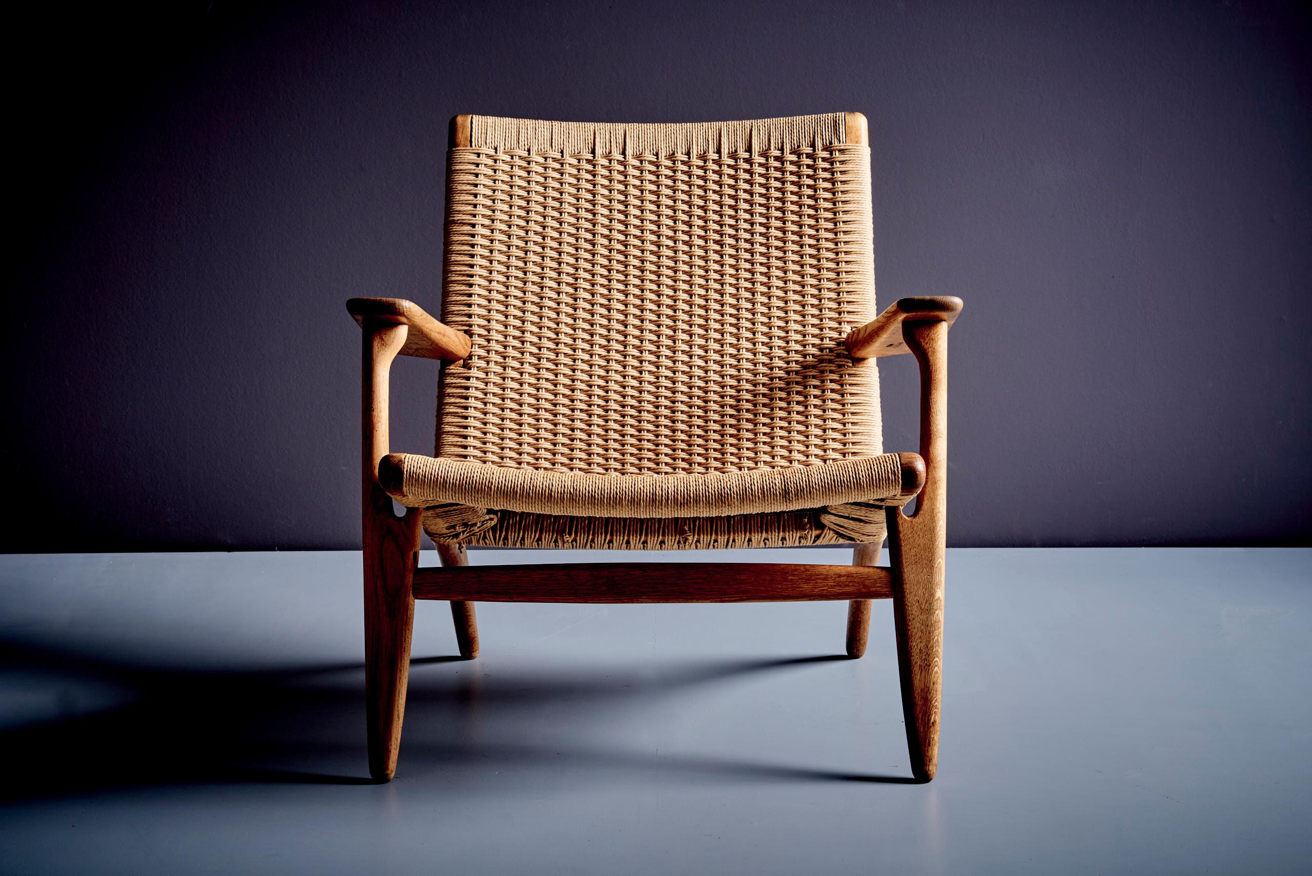 Conçue par Hans J. Wegner en 1950, la chaise longue CH25 est un point de repère dans le design du mobilier danois. L'une des quatre premières chaises qu'il a créées pour Carl Hansen & Søn, elle se distingue par l'utilisation audacieuse de cordes de