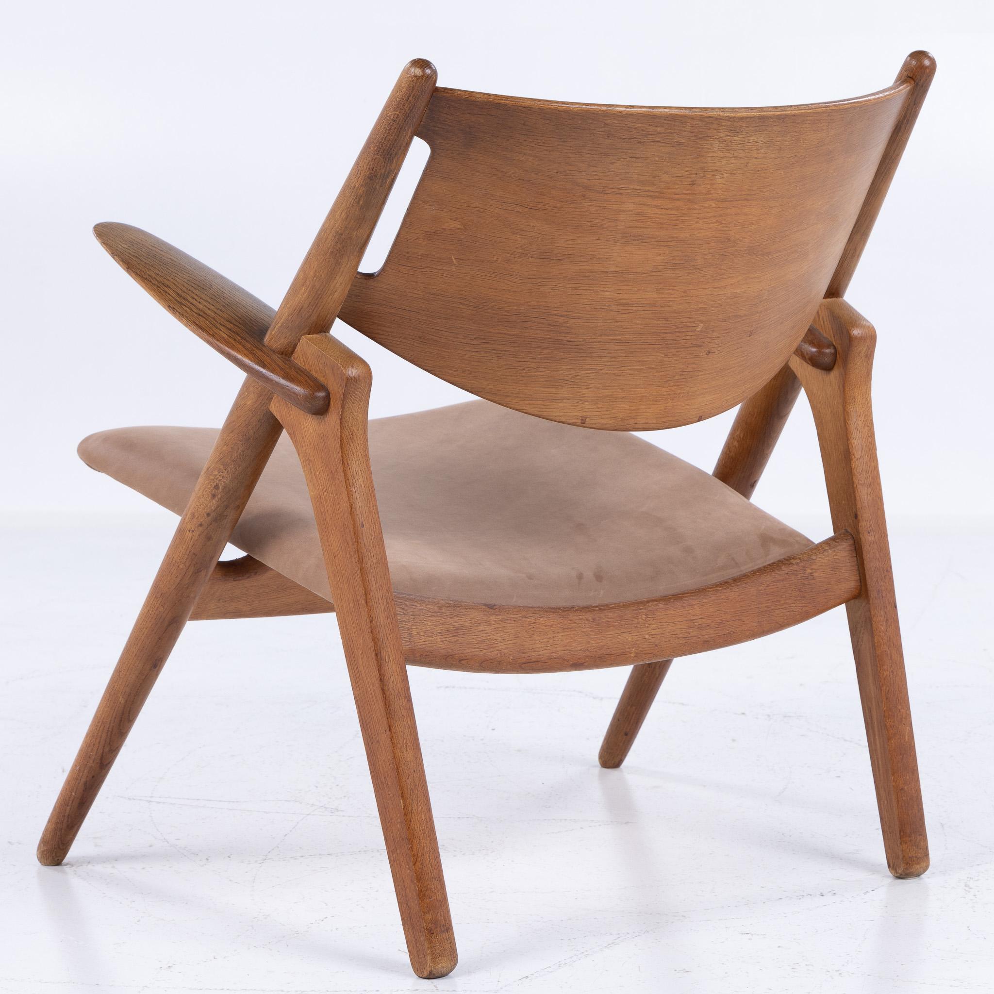 Mid-Century Modern CH 28 - 'Sawbuck chair' in patinated oak by Hans J. Wegner For Sale