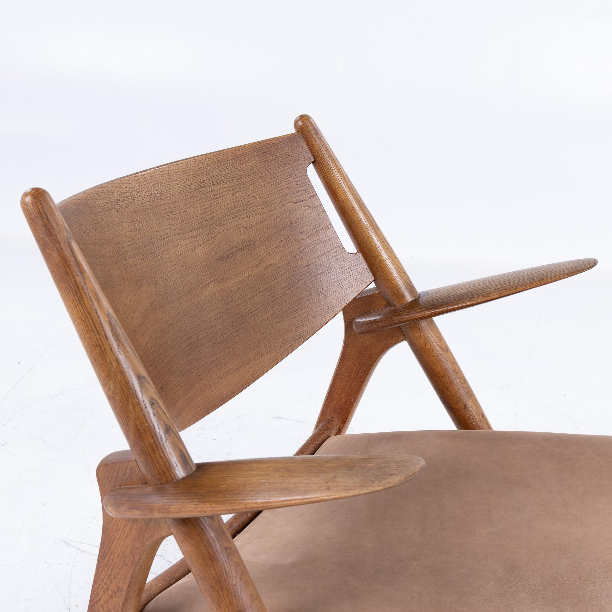 CH 28 - 'Sawbuck chair' in patinated oak by Hans J. Wegner In Good Condition For Sale In Copenhagen, DK