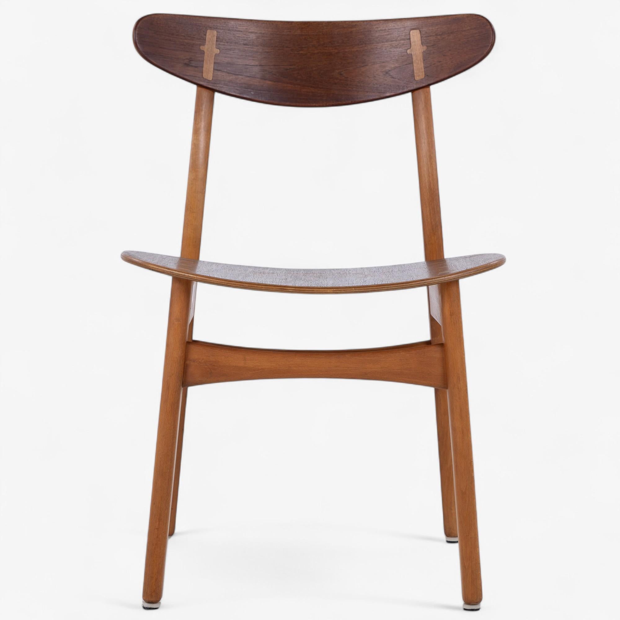 Set of 6 pieces CH 30 - Dining chair with frame i patinated beech and backrest in teak. Designed by Hans J. Wegner and made by Carl Hansen & Son.