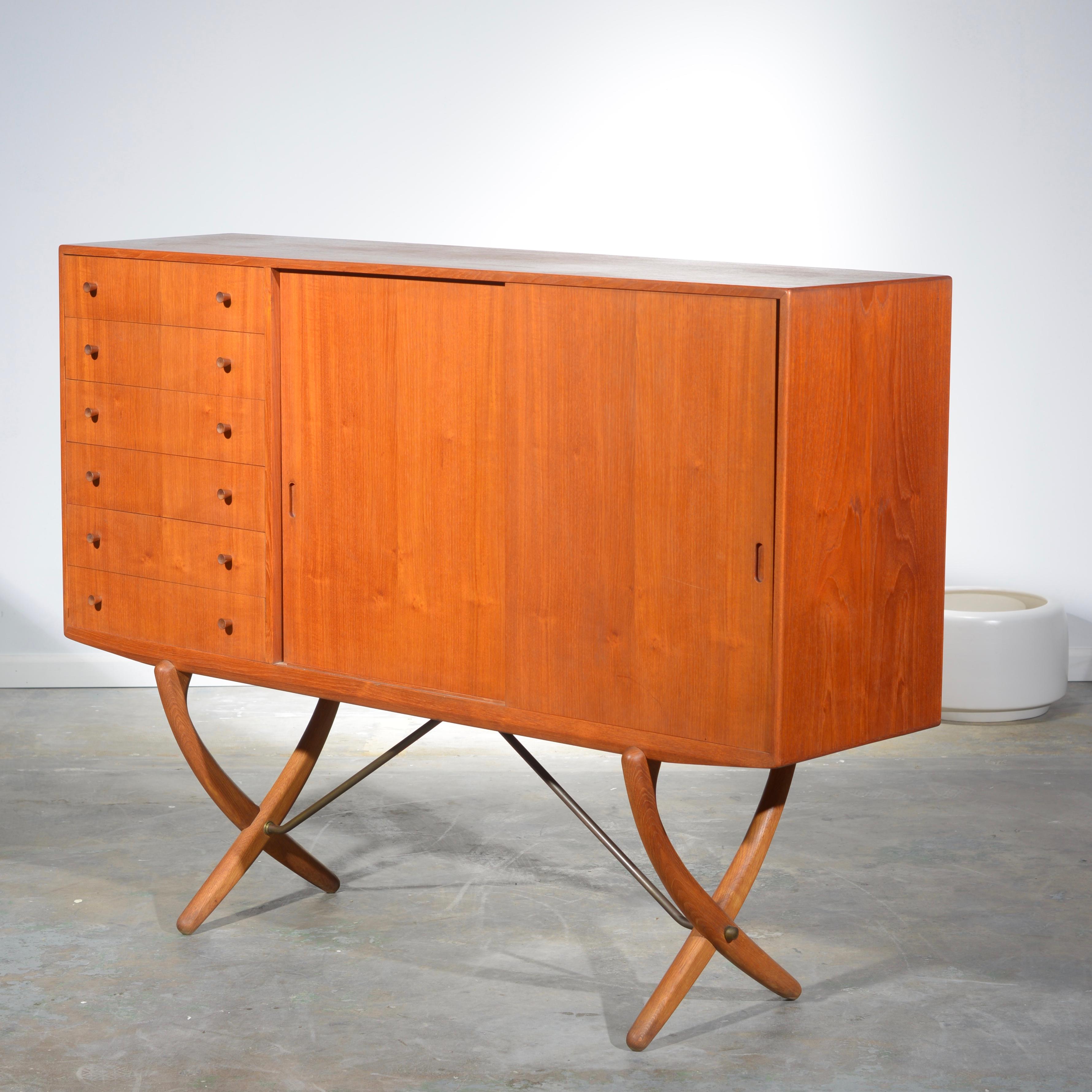 Buffet Saber 304 en teck et chêne de Hans J. Wegner 3