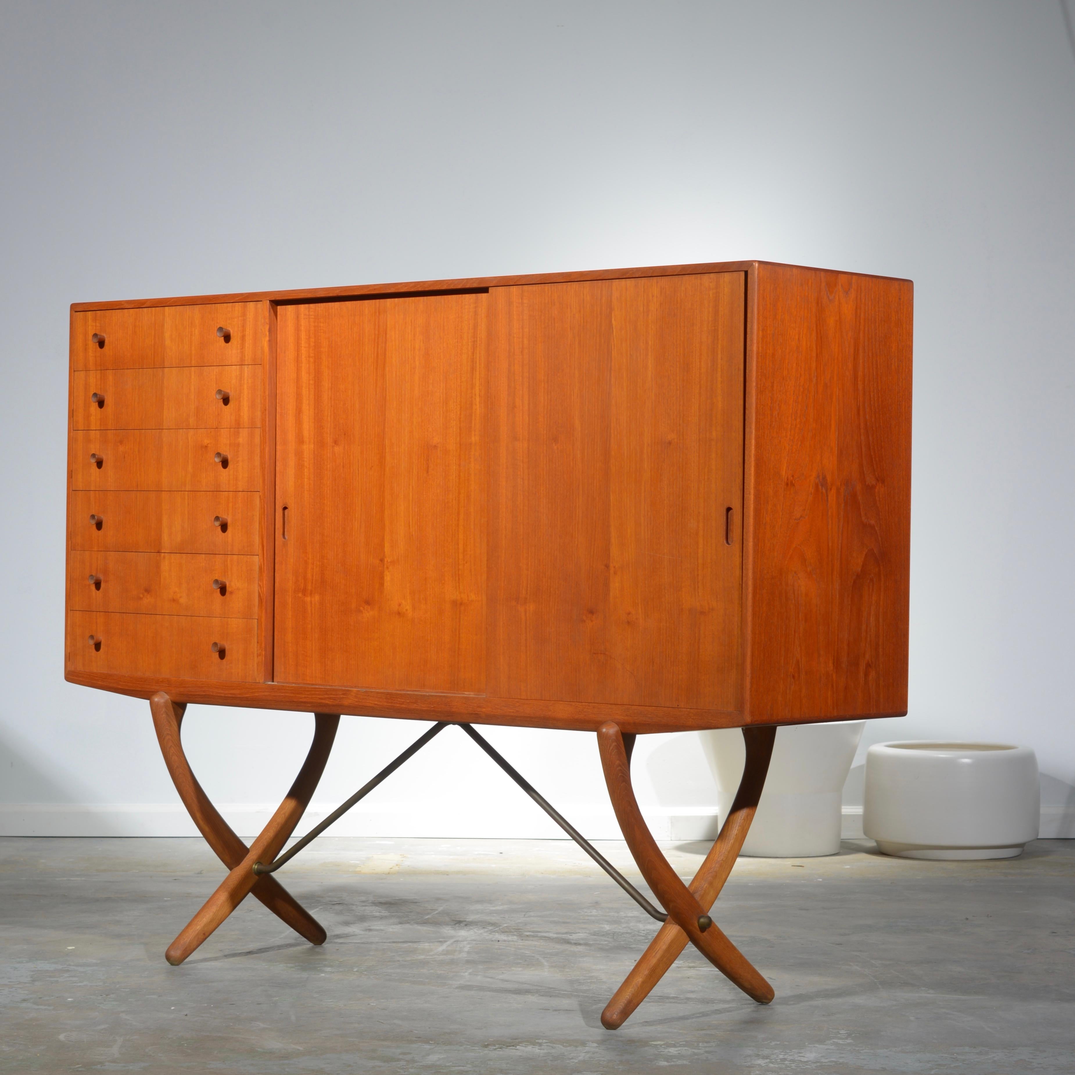 Buffet Saber 304 en teck et chêne de Hans J. Wegner 4