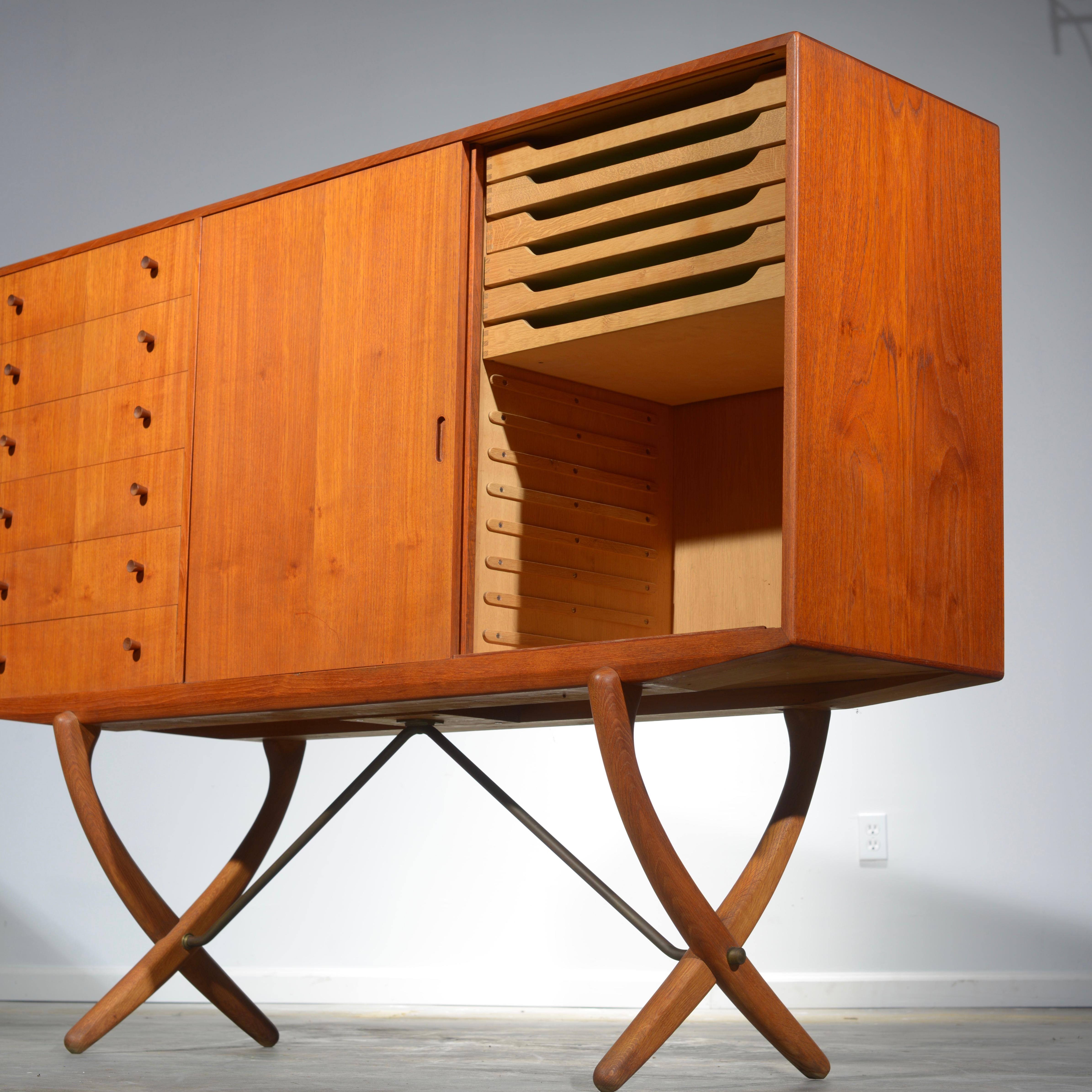 Buffet Saber 304 en teck et chêne de Hans J. Wegner 7