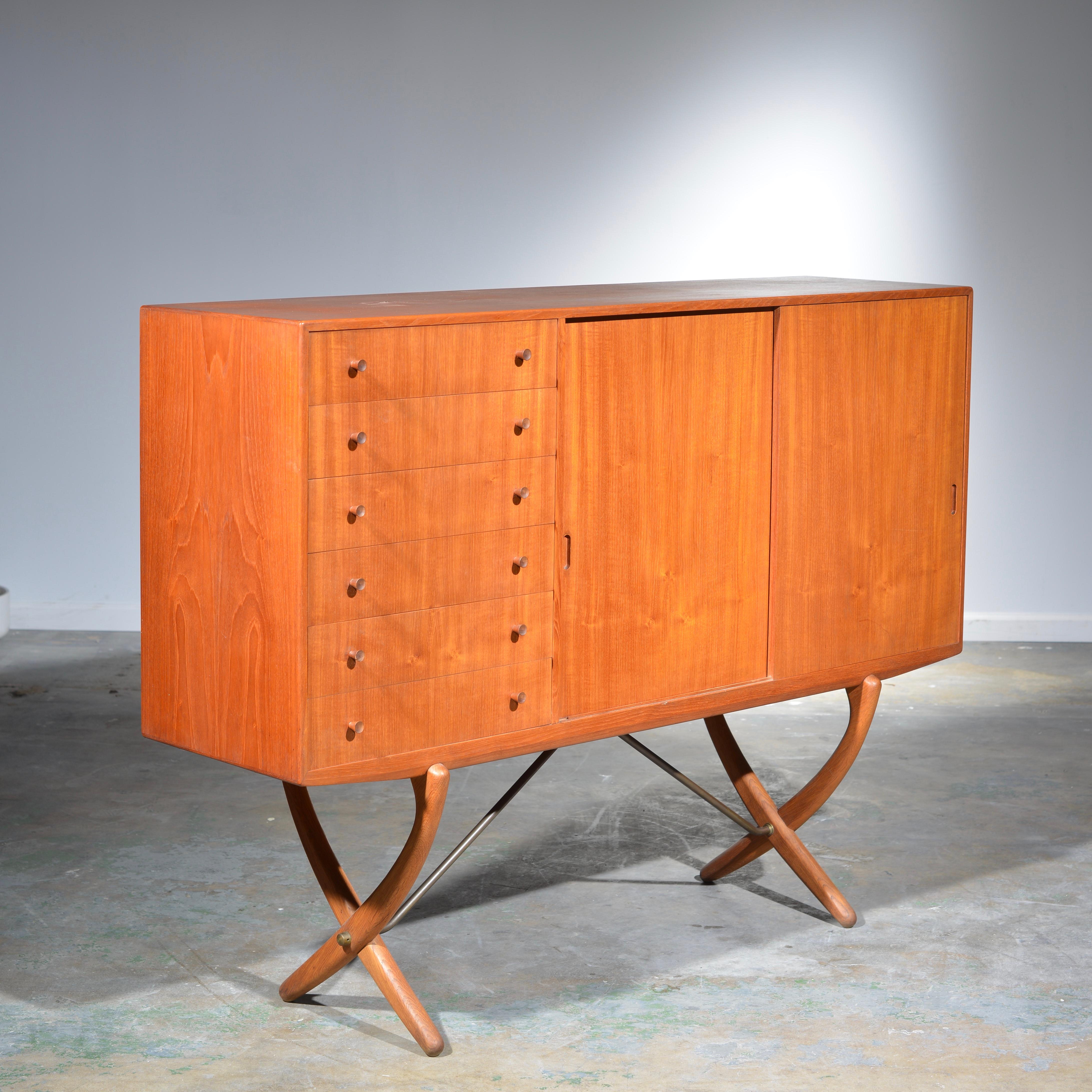 CIRCA CH-304 Crédence par Hans J. Wegner pour Carl Hansen et Søn, vers 1950. Il se compose d'un corps en teck soutenu par des pieds en forme de sabre en chêne et des barres en laiton. L'intérieur comprend six tiroirs à queue d'aronde sur la gauche