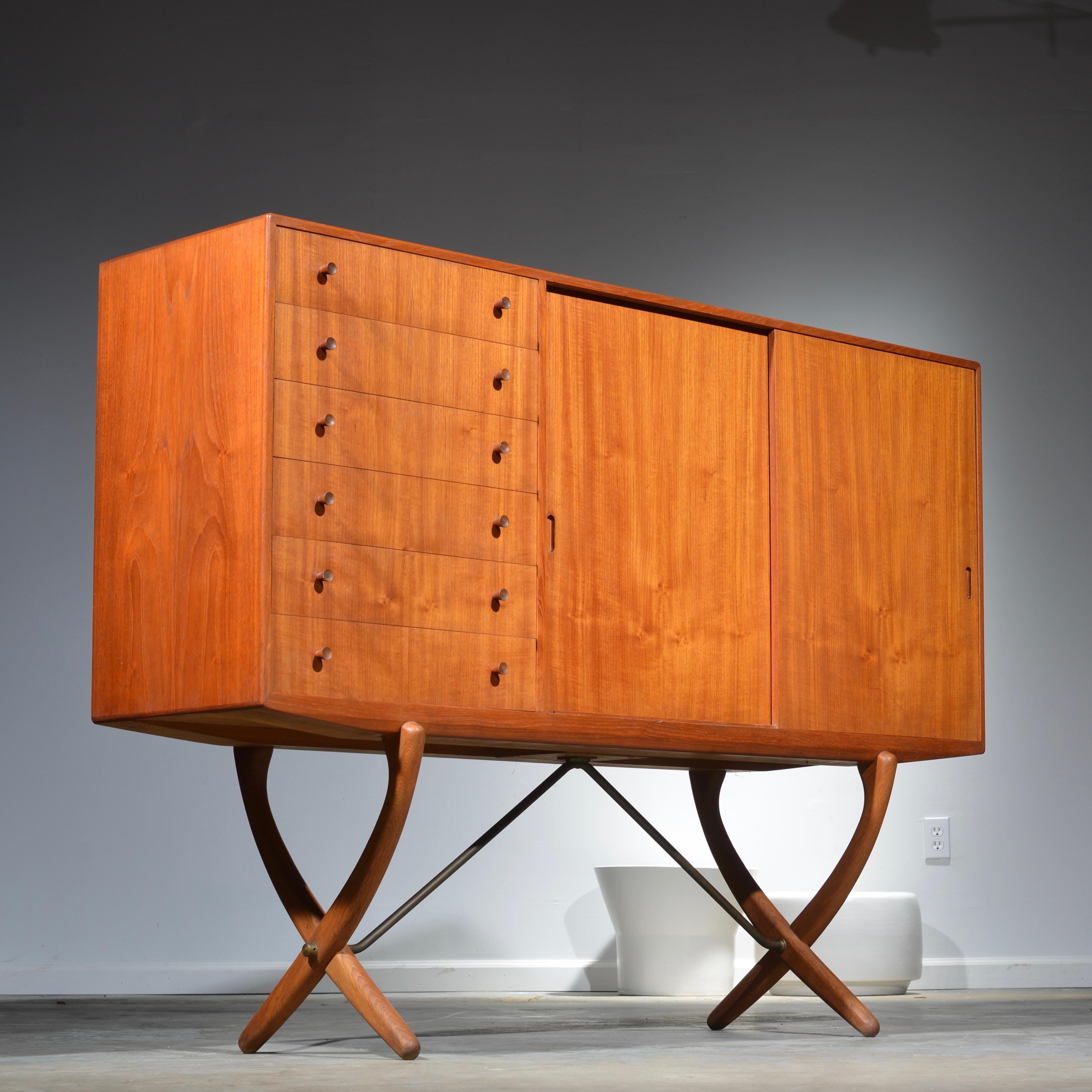 Scandinave moderne Buffet Saber 304 en teck et chêne de Hans J. Wegner