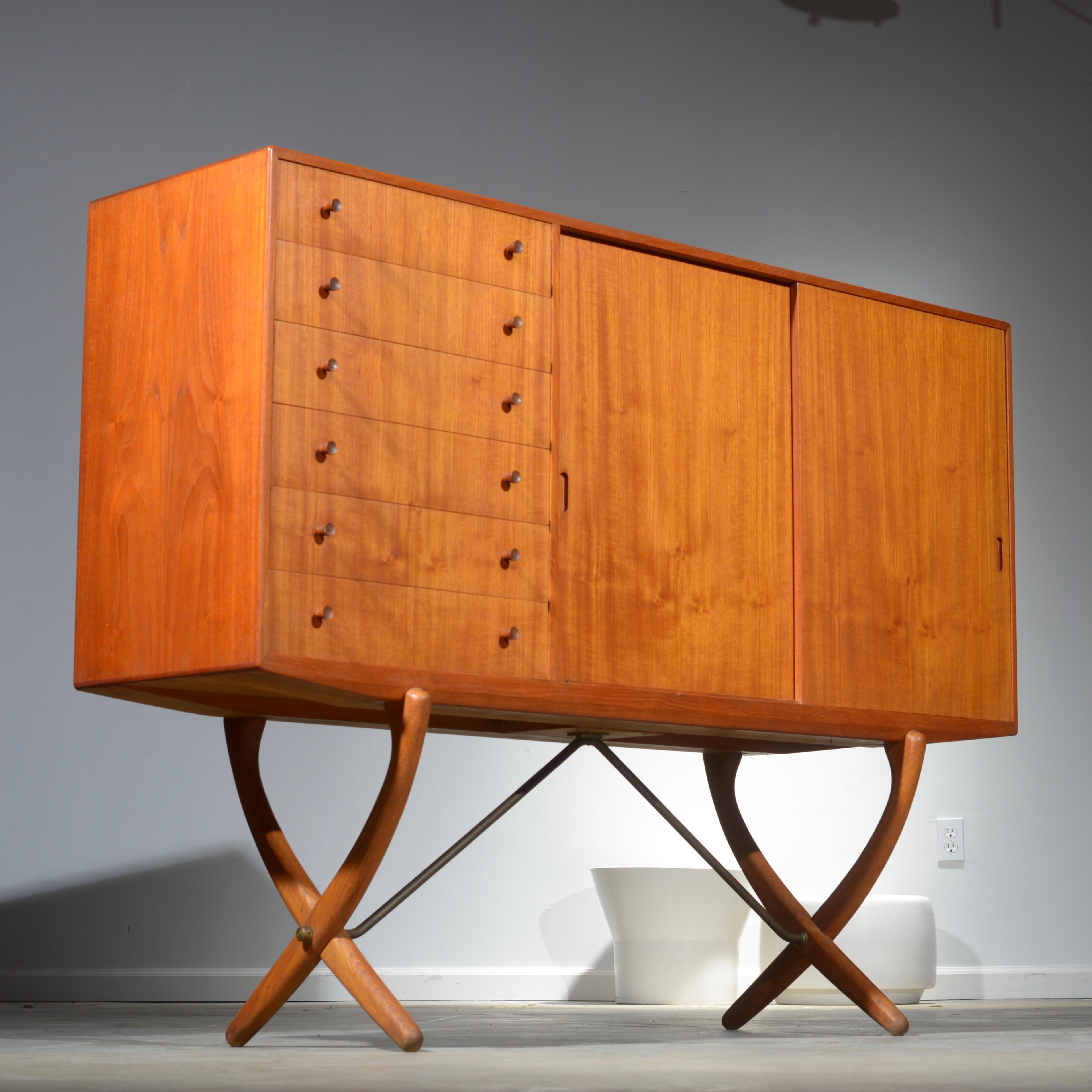 Buffet Saber 304 en teck et chêne de Hans J. Wegner Excellent état à Los Angeles, CA