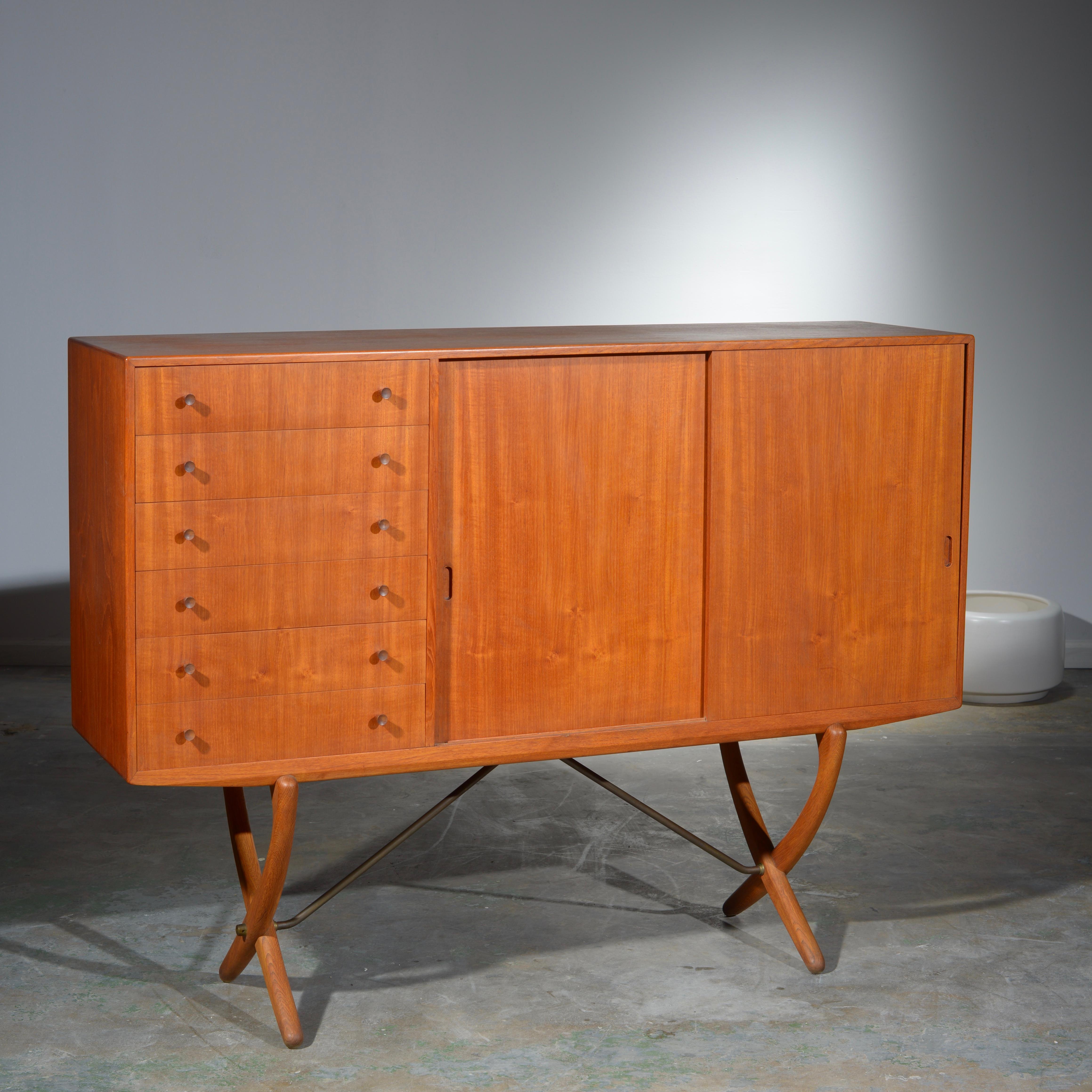 Milieu du XXe siècle Buffet Saber 304 en teck et chêne de Hans J. Wegner