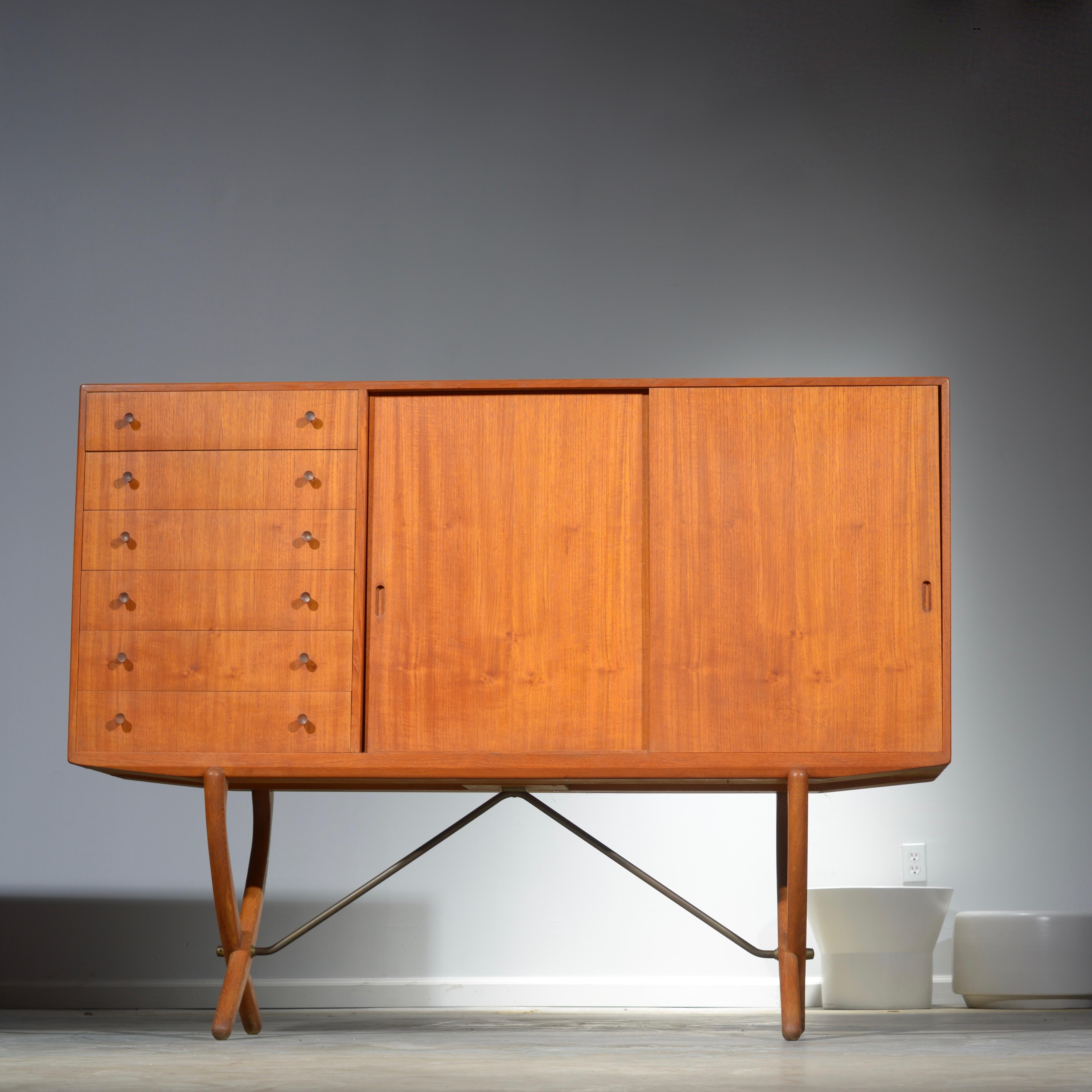 Laiton Buffet Saber 304 en teck et chêne de Hans J. Wegner